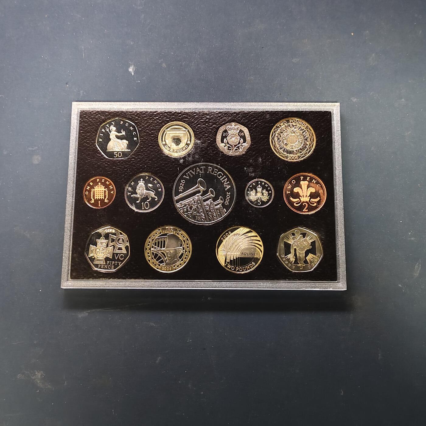 【全场包邮】纯粹捡漏拍513场 英国2006年官方收藏盒装精制套币-盒证全-含5镑女王大寿+2镑布鲁内尔2枚+1镑埃及桥+50便士维多利亚十字勋章2枚精制纪念币