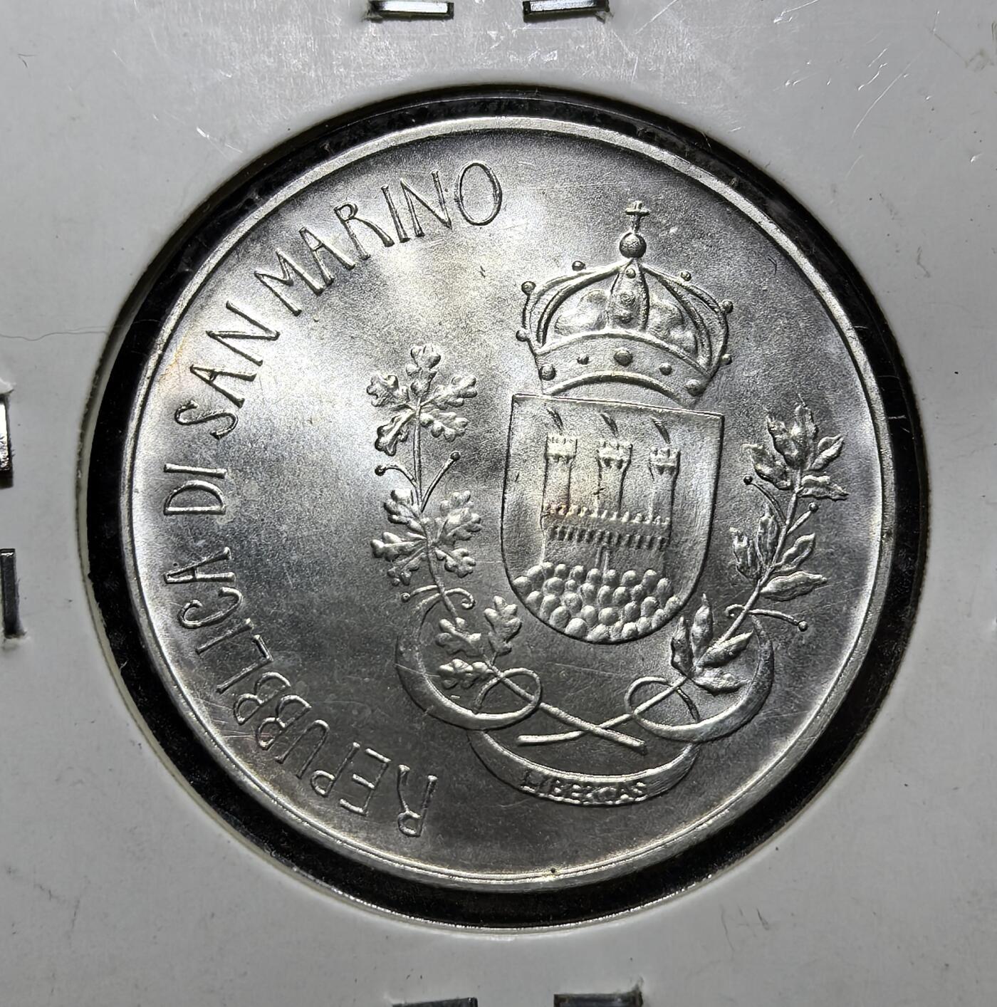 外国优质老铜币银币苏联纪念章，每周六晚九点倒数截拍，满百包邮可寄存，持续收拍 圣马力诺1981年500里拉银币，为纪念古罗马诗人维吉尔逝世 2000 周年而铸。正面为国徽，背面是吹笛的牧神潘，是该国里拉时代的代表性纪念币。