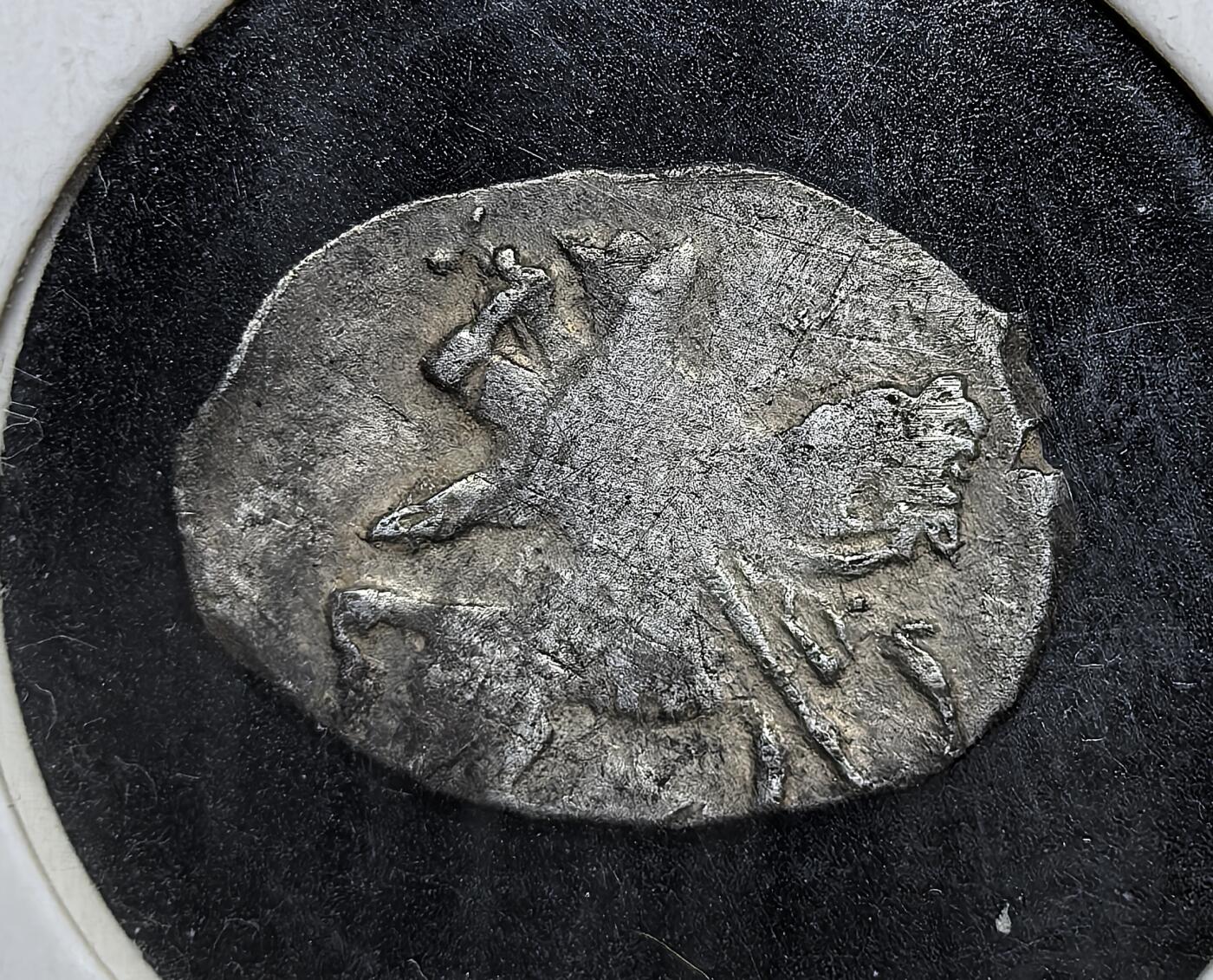 外国优质老铜币银币苏联纪念章，每周六晚九点倒数截拍，满百包邮可寄存，持续收拍 俄罗斯中世纪伊凡雷帝时期戈比银币，背面为圣乔治骑马屠龙纹，正面是斯拉夫文铭文。铸于莫斯科大公国时期，是早期罗斯货币体系的代表，见证俄罗斯从分裂走向集权的历史进程。