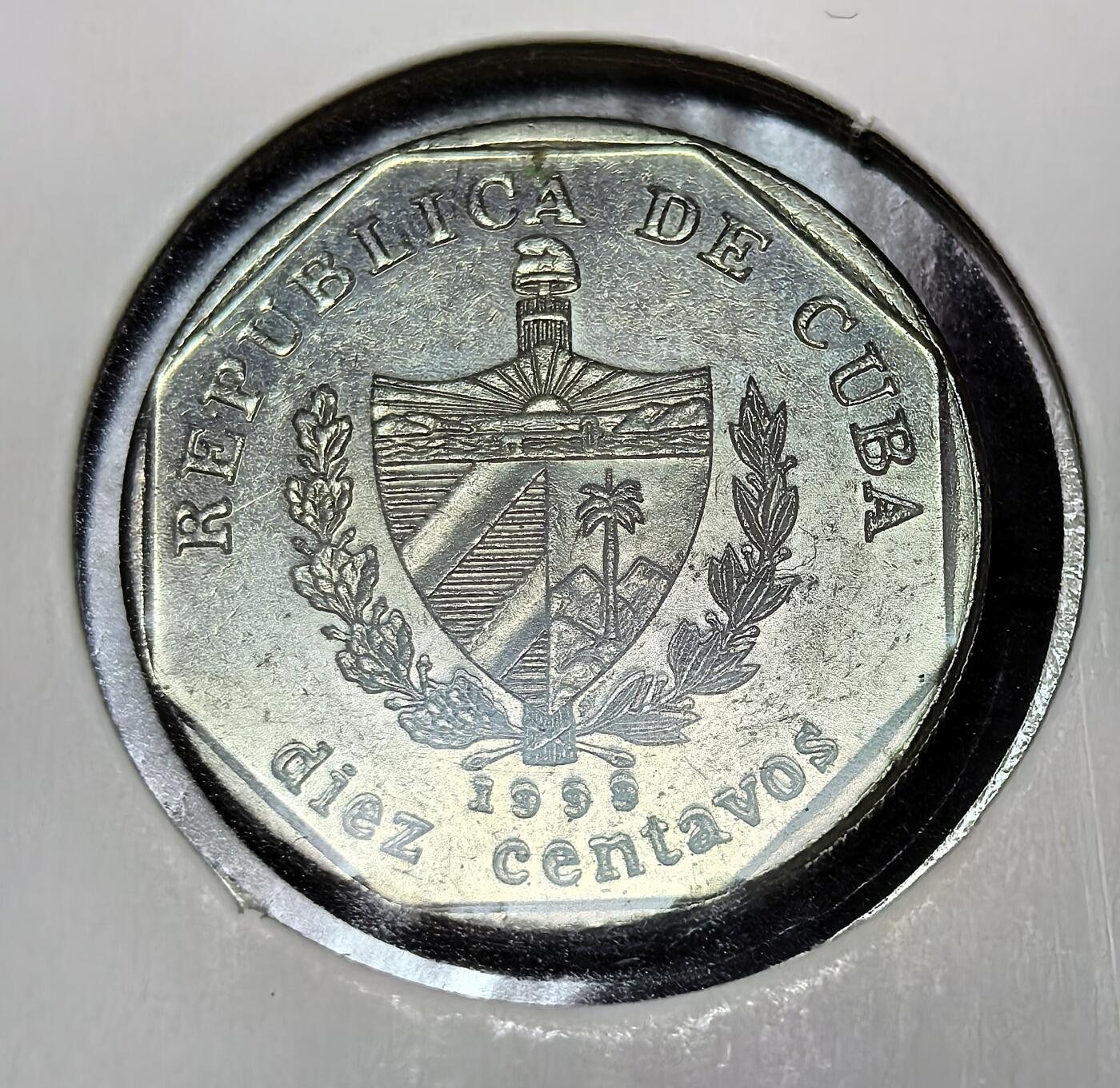 外国优质老铜币银币苏联纪念章，每周六晚九点倒数截拍，满百包邮可寄存，持续收拍 年份复打古巴1999年10分，正面为古巴国徽，背面是哈瓦那 “圣卡洛斯・德・拉・卡瓦尼亚城堡”。它见证古巴后革命时期货币体系，承载殖民历史与国家象征意义。