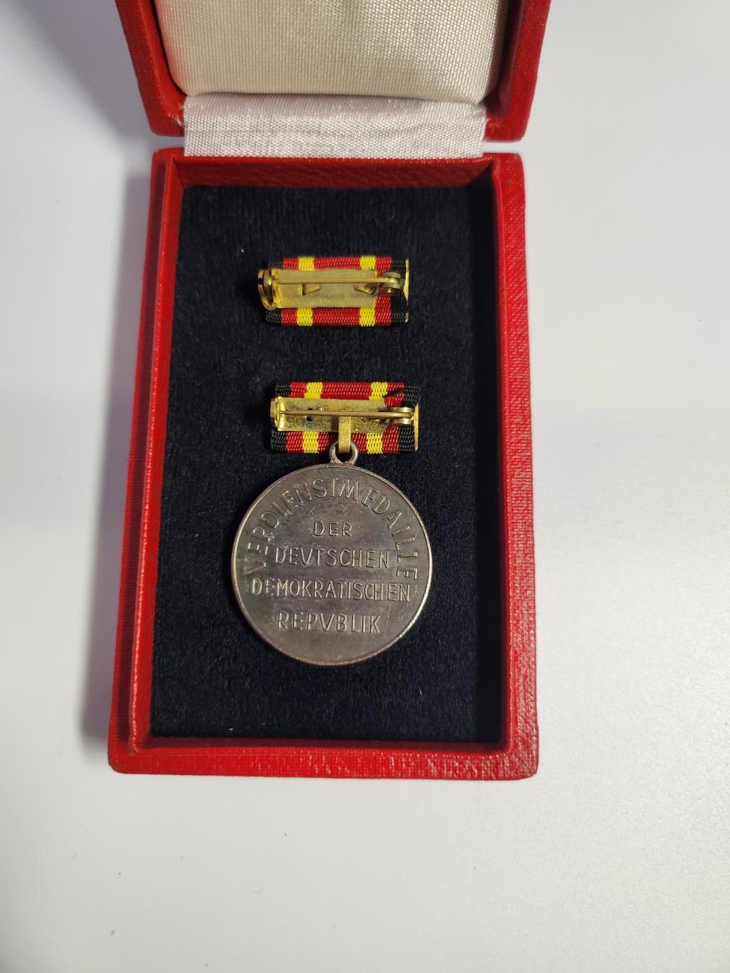 南水社第3次拍卖 春季专场 民主德国 DDR功勋服务奖章（东德最高级别奖章）1959年6月4日设立 民主德国国家荣誉，完好盒略，章体黄色珐琅部分有磨损？