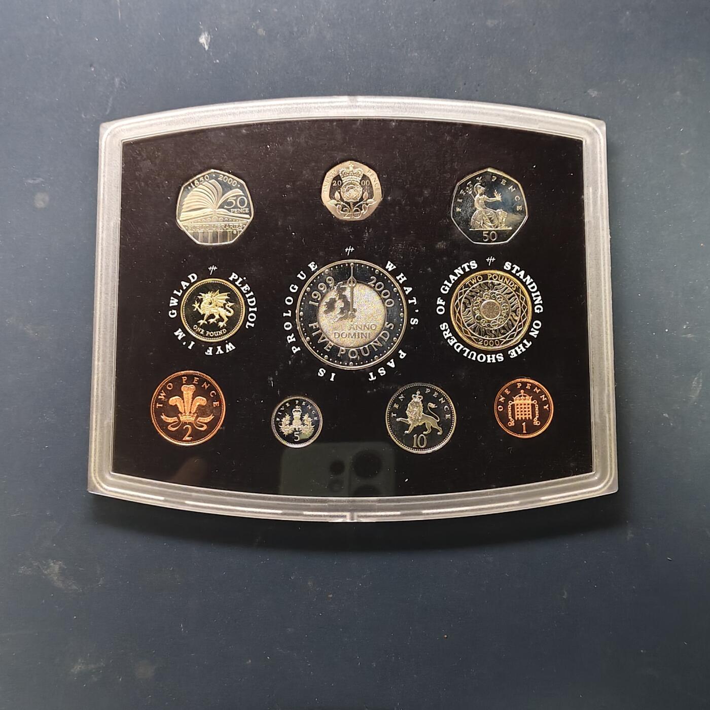 【全场包邮】纯粹捡漏拍513场 英国2000年官方收藏盒装精制套币-盒证全-含5镑千禧年+1镑威尔士红龙+50便士公共阅读精制纪念币