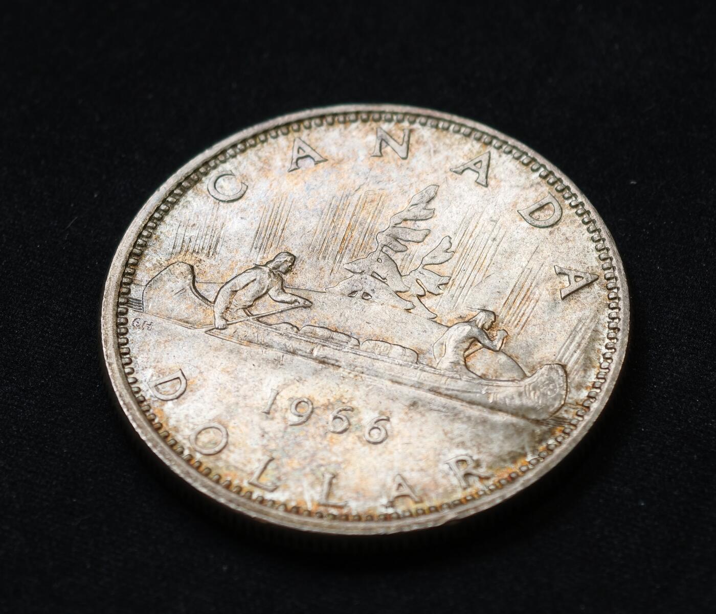 甄臻铺-世界币章拍卖（第54期），3月28日甄品场拍品征集中，送拍享返佣金等优惠多多 加拿大1966年划船一元银币 淡金包浆UNC转光 800银