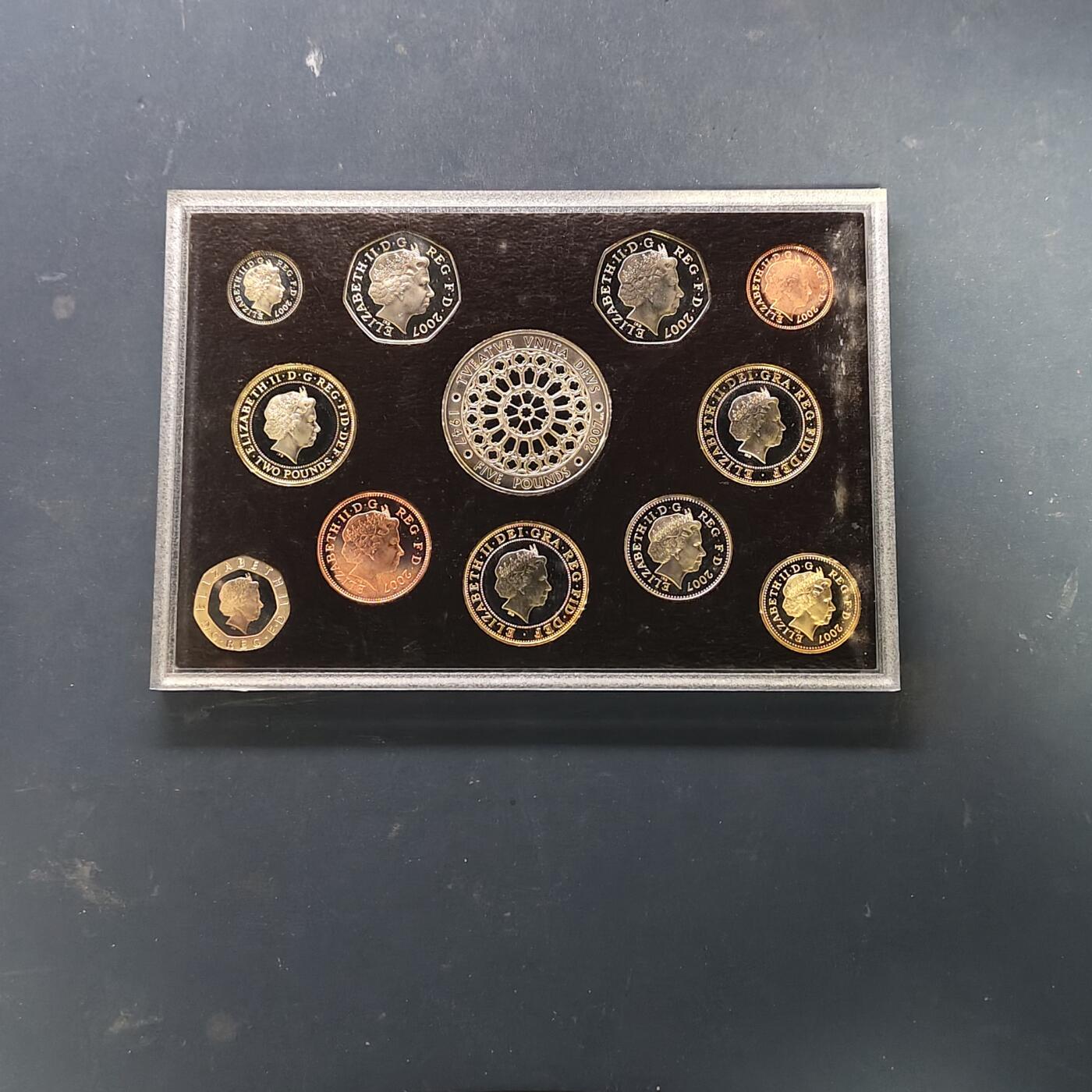 【全场包邮】纯粹捡漏拍513场 英国2007年官方收藏盒装精制套币-盒证全-含5镑女王钻石婚+2镑联合法案+2镑废奴+1镑千禧桥+50便士童子军精制纪念币