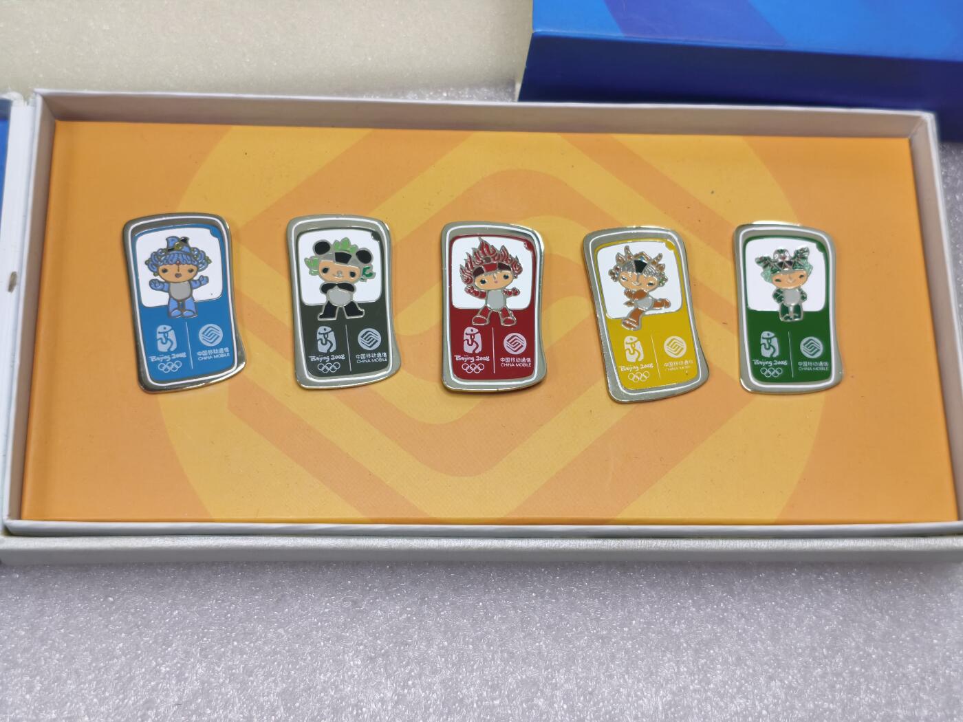 2008年北京奥运会中国移动定制福娃徽章套装，带原装盒，