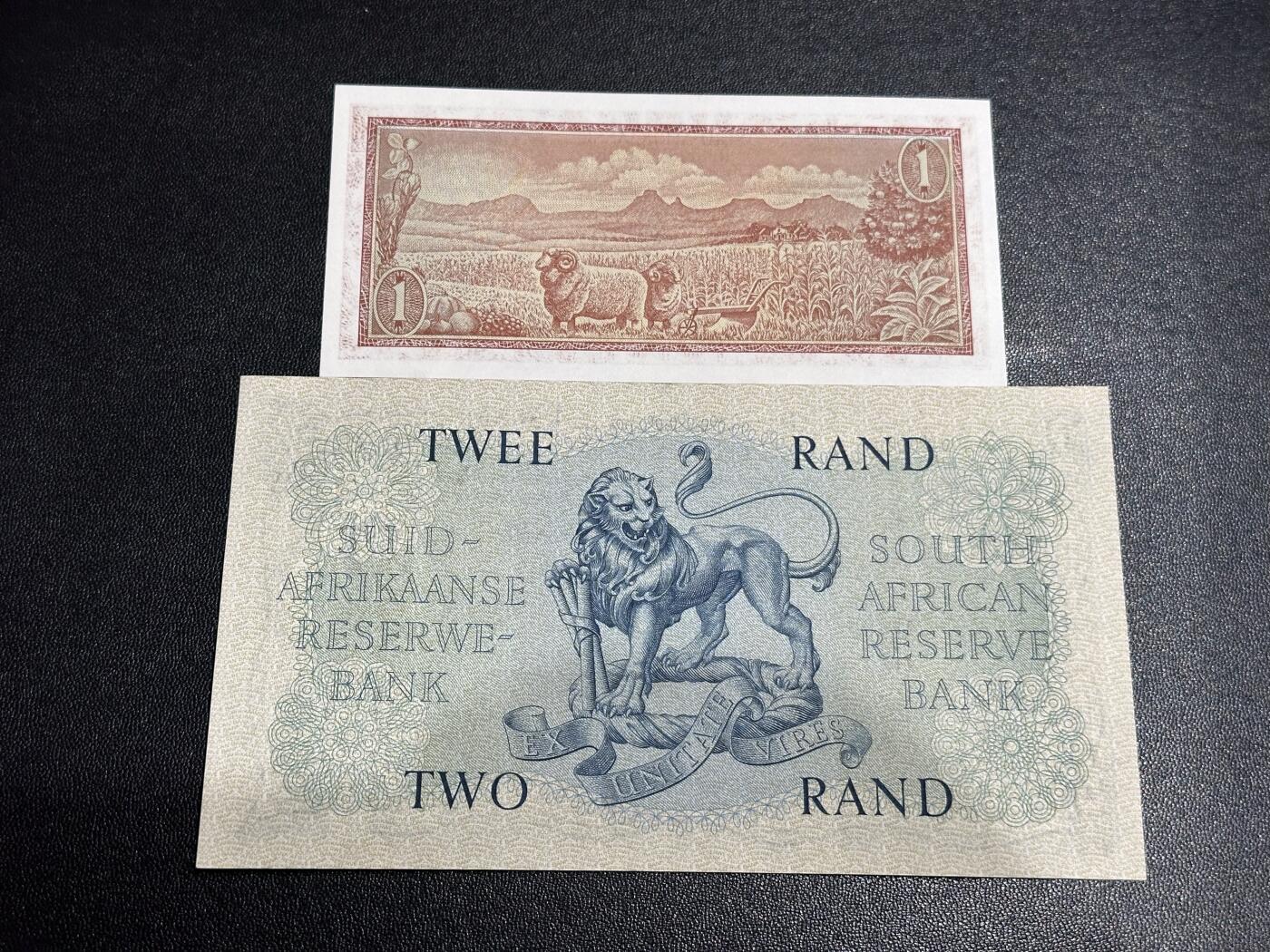 《外钞收藏家》第六百一十七期（精选场）（长期征集拍品、欢迎藏友们联系合作） 南非1兰特 全新+2兰特近全新 2张一起