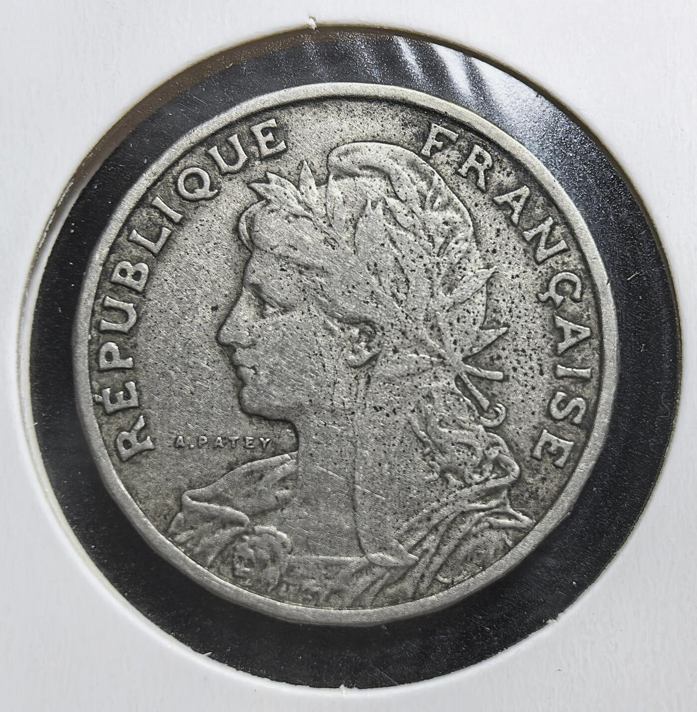 外国优质老铜币银币苏联纪念章，每周六晚九点倒数截拍，满百包邮可寄存，持续收拍 法国第三共和国1904年25生丁镍币，由雕刻师 A.Patey 设计，正面为玛丽安娜头像，背面是束棒与橡树枝，是法国首批采用镍材质的 25 生丁硬币，见证了当时政教分离等重要历史节点。史背景