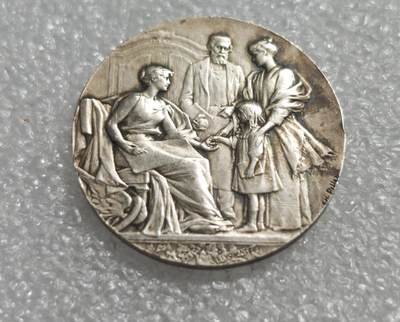 瓶子🏺第233期拍卖会 -  法国19世纪新艺术风格储蓄银行银章，来自法国塞格雷（Segré）储蓄银行（Caisse d'Épargne de Segré），由法国著名章牌雕刻家 Charles Pillet（夏尔·皮莱，1869–1960） 创作