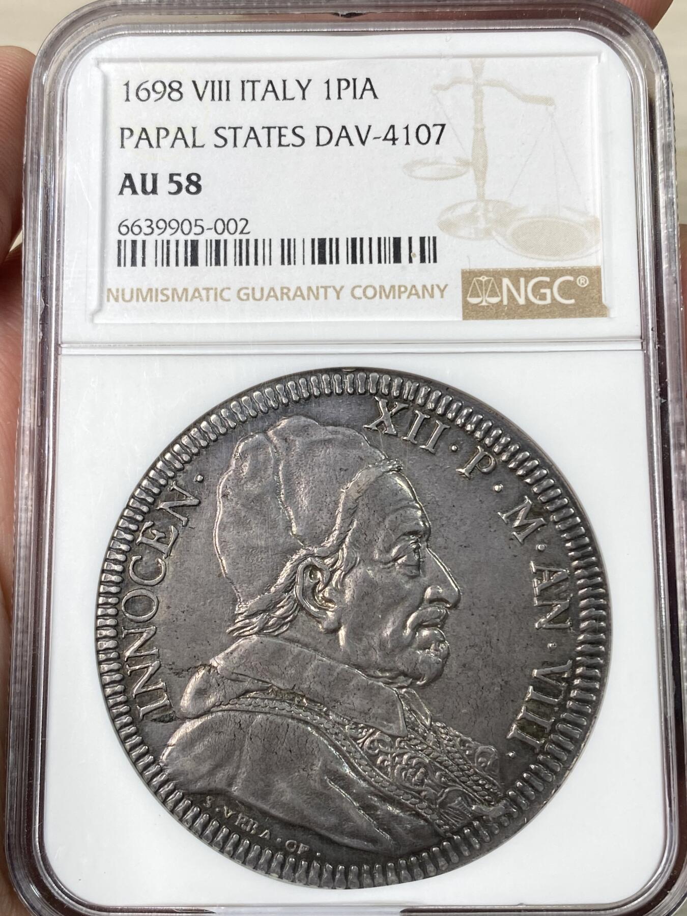 万国钱币拍卖第062期 NGC AU58 1698年梵蒂冈教皇国英诺森十二世1皮阿斯特大银 罗马造币厂铸 此枚大银的铸造为了纪念《里斯维克和约》签订并和平一周年和九年战争的正式结束 NGC季军分更高仅2枚 原味欧陆青灰色包浆环绕 早期教皇国主币中不可错过的顶级典藏品质