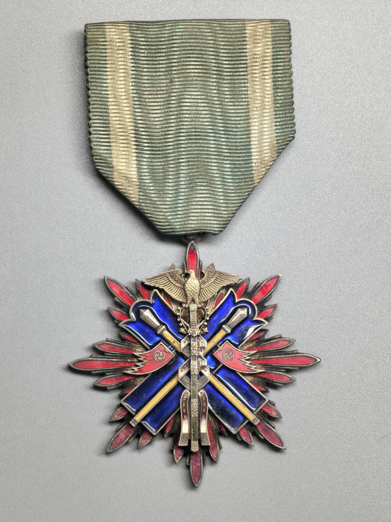 小驴勋章奖章收藏3月14日周六晚六点拍卖（珍爱和平，收藏战争，铭记历史，勿忘国耻，忠党爱国。有偿代拍，送拍规则在简介最后，参拍须阅读规则后再参拍，关系到运费包装发货时效真假辨别等关键信息，拍卖时不再发原图，看大图店主微信码在拍卖店铺介绍里） 五级金鸱勋章，银质七宝烧