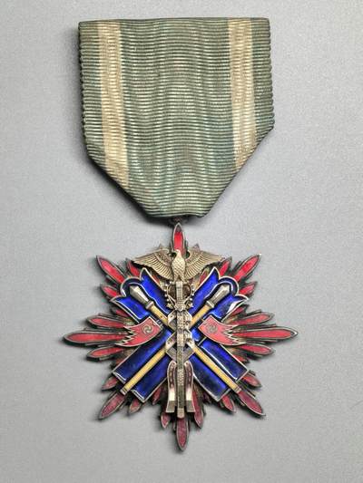 小驴勋章奖章收藏3月14日周六晚六点拍卖（珍爱和平，收藏战争，铭记历史，勿忘国耻，忠党爱国。有偿代拍，送拍规则在简介最后，参拍须阅读规则后再参拍，关系到运费包装发货时效真假辨别等关键信息，拍卖时不再发原图，看大图店主微信码在拍卖店铺介绍里） - 五级金鸱勋章，银质七宝烧