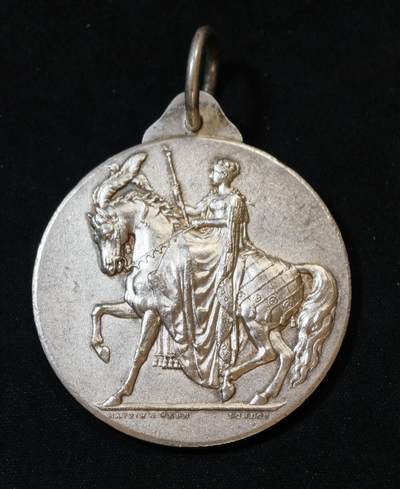 甄臻铺-世界币章拍卖（第54期），3月28日甄品场拍品征集中，送拍享返佣金等优惠多多 - 1908年英国马协银质奖章，正面骑士骑马浮雕，背面Shire Horse Society字样，英国哈克尼马协会，由著名章牌公司Mappin & Webb制作。直径44毫米，重49.3克，带英国官方银标，带原装吊环。（买家违约重拍）