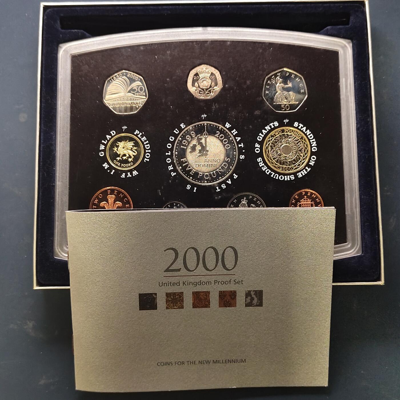 【全场包邮】纯粹捡漏拍513场 英国2000年官方收藏盒装精制套币-盒证全-含5镑千禧年+1镑威尔士红龙+50便士公共阅读精制纪念币