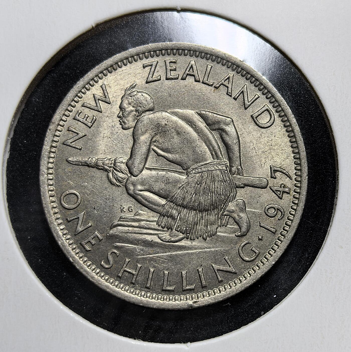 外国优质老铜币银币苏联纪念章，每周六晚九点倒数截拍，满百包邮可寄存，持续收拍 带光新西兰1947年1先令，正面为乔治六世头像，背面是持传统武器的毛利武士。当年新西兰因银价上涨，将此前的银币材质改为铜镍合金，此币是这一货币改革的标志性品种，由英国皇家造币厂铸造。