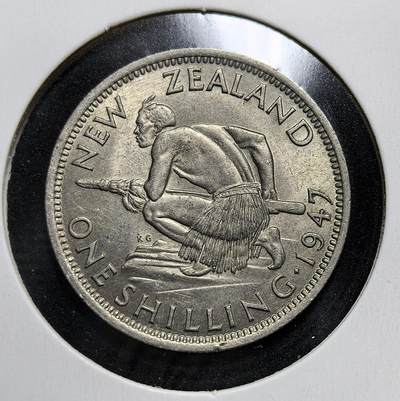 外国优质老铜币银币苏联纪念章，每周六晚九点倒数截拍，满百包邮可寄存，持续收拍 - 带光新西兰1947年1先令，正面为乔治六世头像，背面是持传统武器的毛利武士。当年新西兰因银价上涨，将此前的银币材质改为铜镍合金，此币是这一货币改革的标志性品种，由英国皇家造币厂铸造。