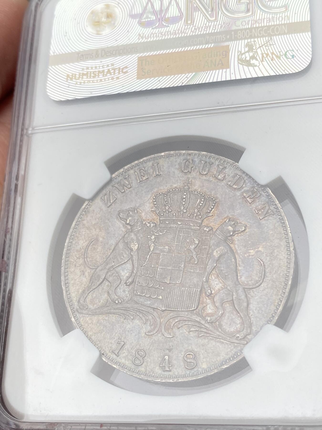 万国钱币拍卖第062期 NGC AU58 1848德国霍亨索伦-西格玛宁根纹章2古尔登 德邦大名誉品种 顶级小邦 1848关门年份 发行量仅6905枚 即便通货也是难得一见 极具特色的纹章设计 双面厚重欧陆酱五彩极美 观感远超分数的状态 NGC亚军分收藏级品质