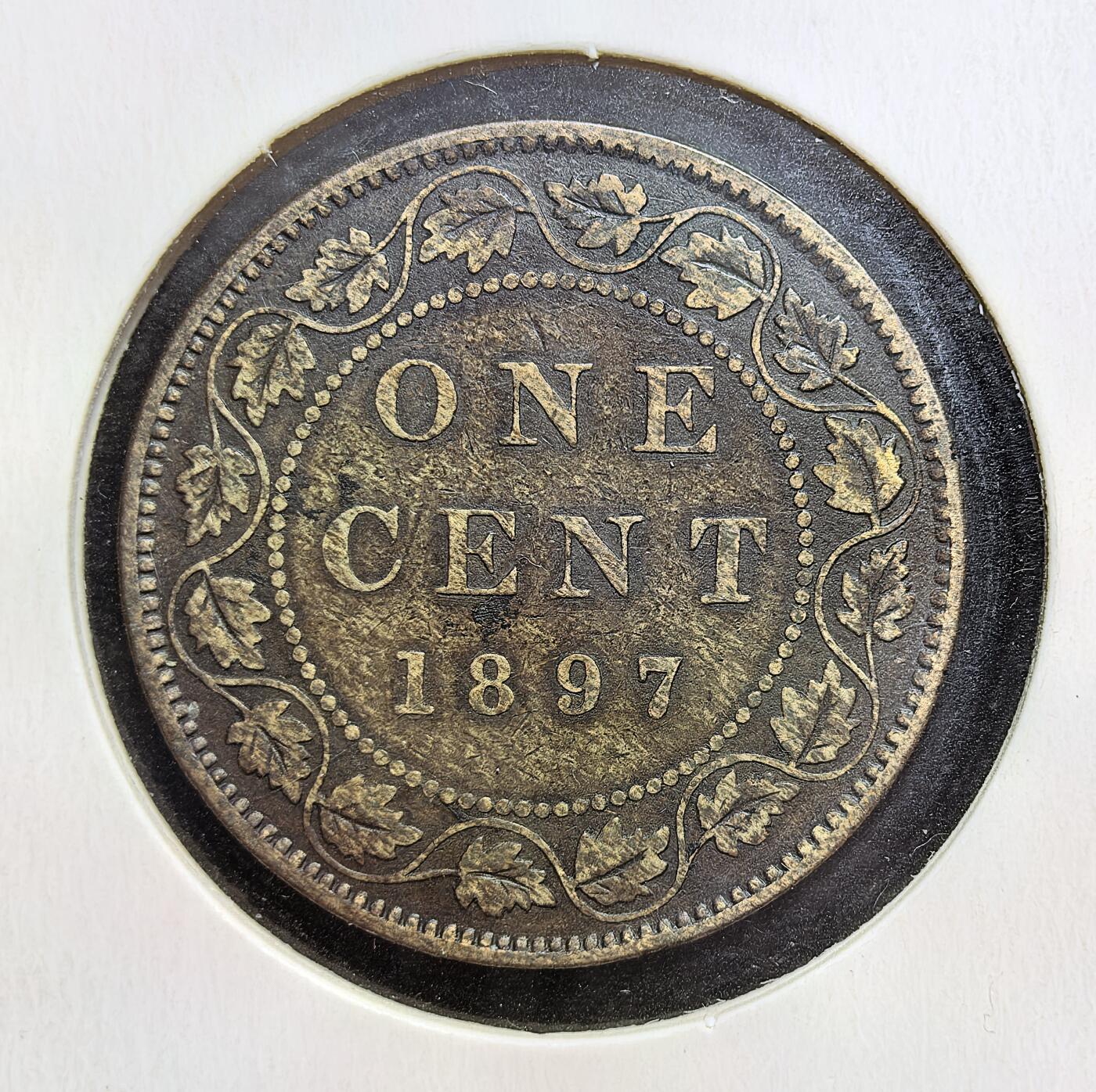 外国优质老铜币银币苏联纪念章，每周六晚九点倒数截拍，满百包邮可寄存，持续收拍 加拿大维多利亚女王1897 年壹分铜币，属英属加拿大时期流通币，正面为维多利亚女王头像，背面环绕枫叶纹饰，材质为青铜，见证了加拿大作为英联邦自治领的早期货币体系。