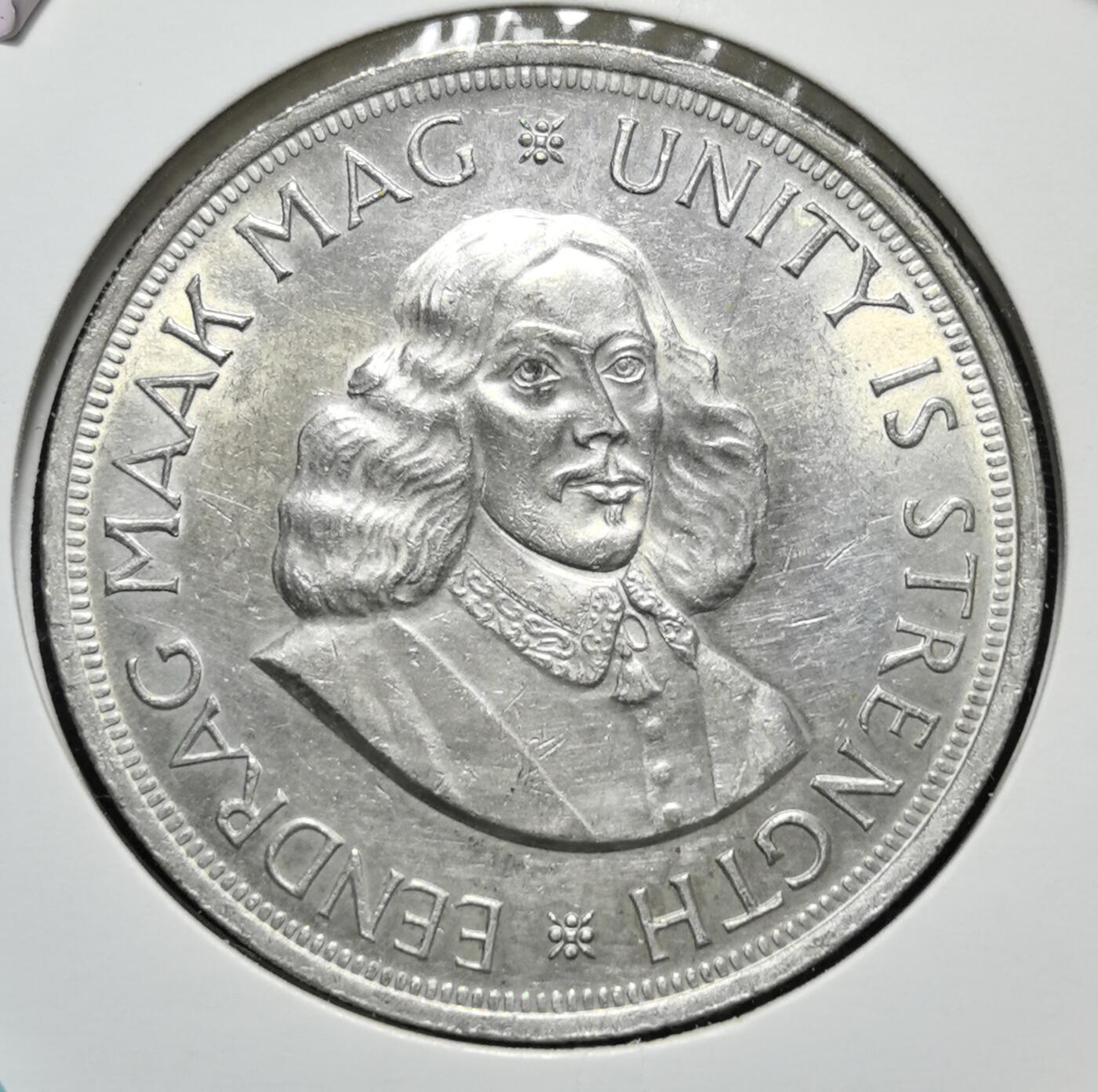 外国优质老铜币银币苏联纪念章，每周六晚九点倒数截拍，满百包邮可寄存，持续收拍 南非共和国1964年50分大银币，正面为荷兰殖民者扬・范・里贝克头像，铭文 “团结就是力量”；背面是跳羚，标注年份与面额，1965 年后改为镍币，是殖民历史与早期共和时代的见证。