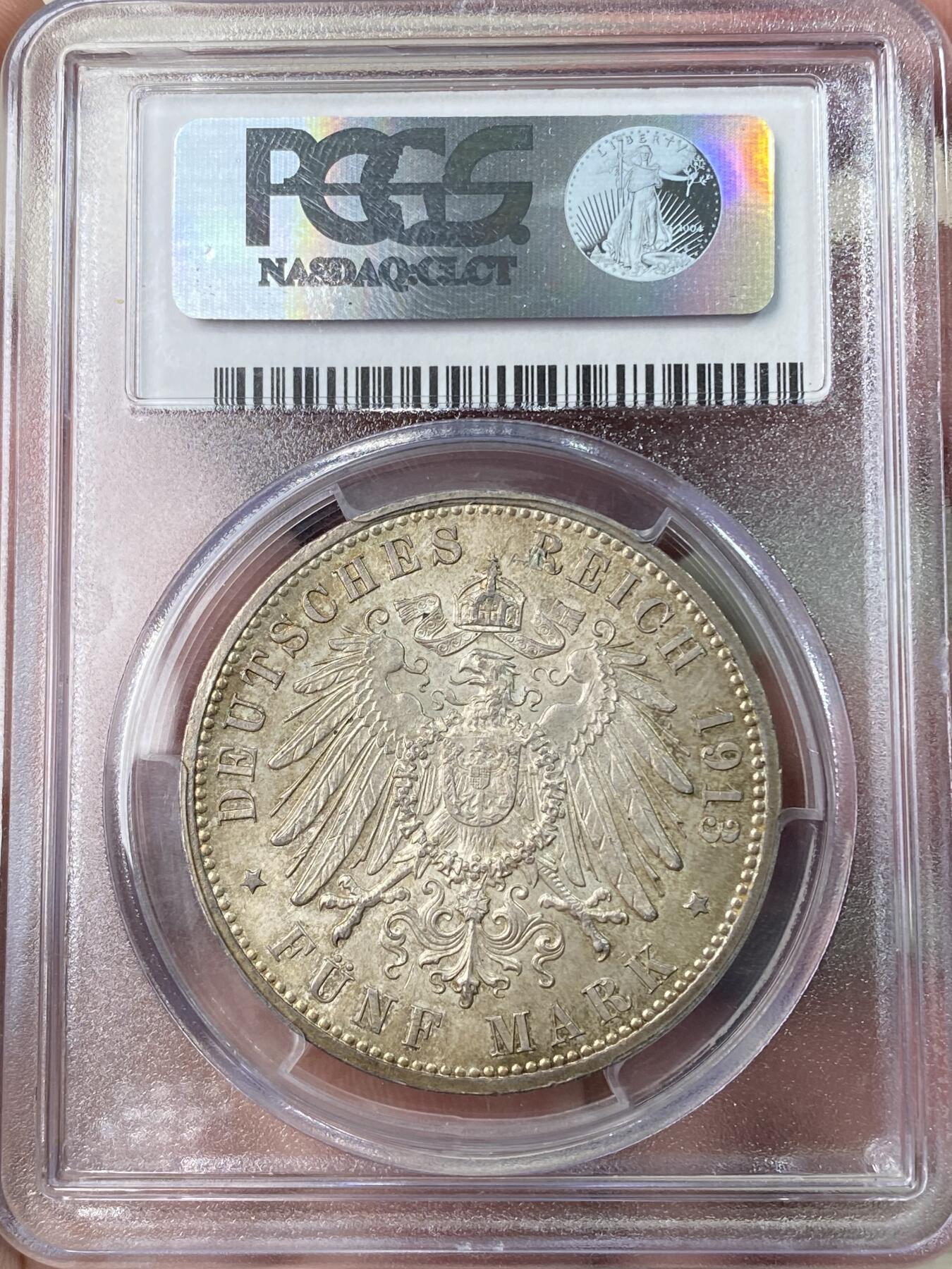 万国钱币拍卖第062期 PCGS MS66 1913年德国汉堡自由市长翅流通5马克 较为常见的长翅马克品种 但是想找到一枚如此原味GEM状态的绝不容易 双面均匀德式淡彩包浆搭配上经典汉堡双狮护盾令人爱不释手 PC老评水晶盒 万里挑一的顶级典藏品质