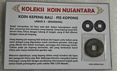 瓶子🏺第232期拍卖会 -  PIS KOPONG (公元9世纪至今) "Sesaji"是巴厘岛传统习俗的特色。在巴厘岛的传统货币中，我们通常会发现"kepeng"钱币。"Sesaji"的"kepeng"币具有中国特有的中间有孔的特点，用黄铜，青铜和一些锡制成的，上面的文字种类繁多，有的是汉字形式，有的仅是图案。根据历史记载，该地区货币的出现与中国的影响有关