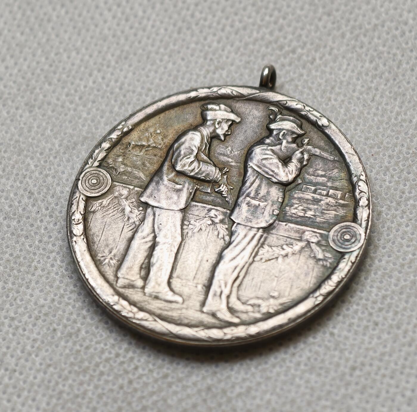 甄臻铺-世界币章拍卖（第54期），3月28日甄品场拍品征集中，送拍享返佣金等优惠多多 裸币，德国1910年杜塞尔多夫射击节银章 29.3克 40mm，细节见图