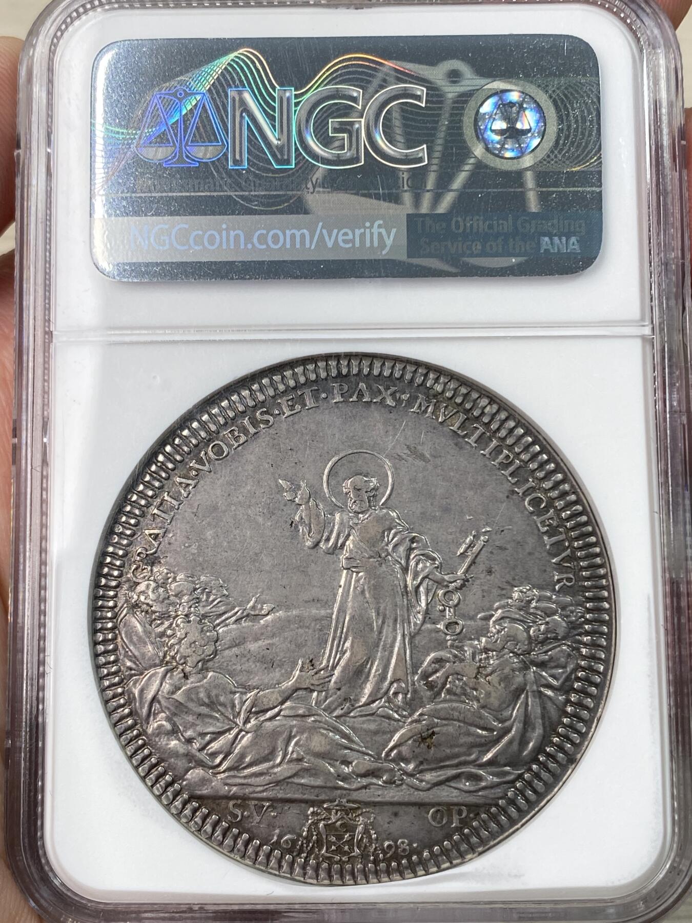 万国钱币拍卖第062期 NGC AU58 1698年梵蒂冈教皇国英诺森十二世1皮阿斯特大银 罗马造币厂铸 此枚大银的铸造为了纪念《里斯维克和约》签订并和平一周年和九年战争的正式结束 NGC季军分更高仅2枚 原味欧陆青灰色包浆环绕 早期教皇国主币中不可错过的顶级典藏品质