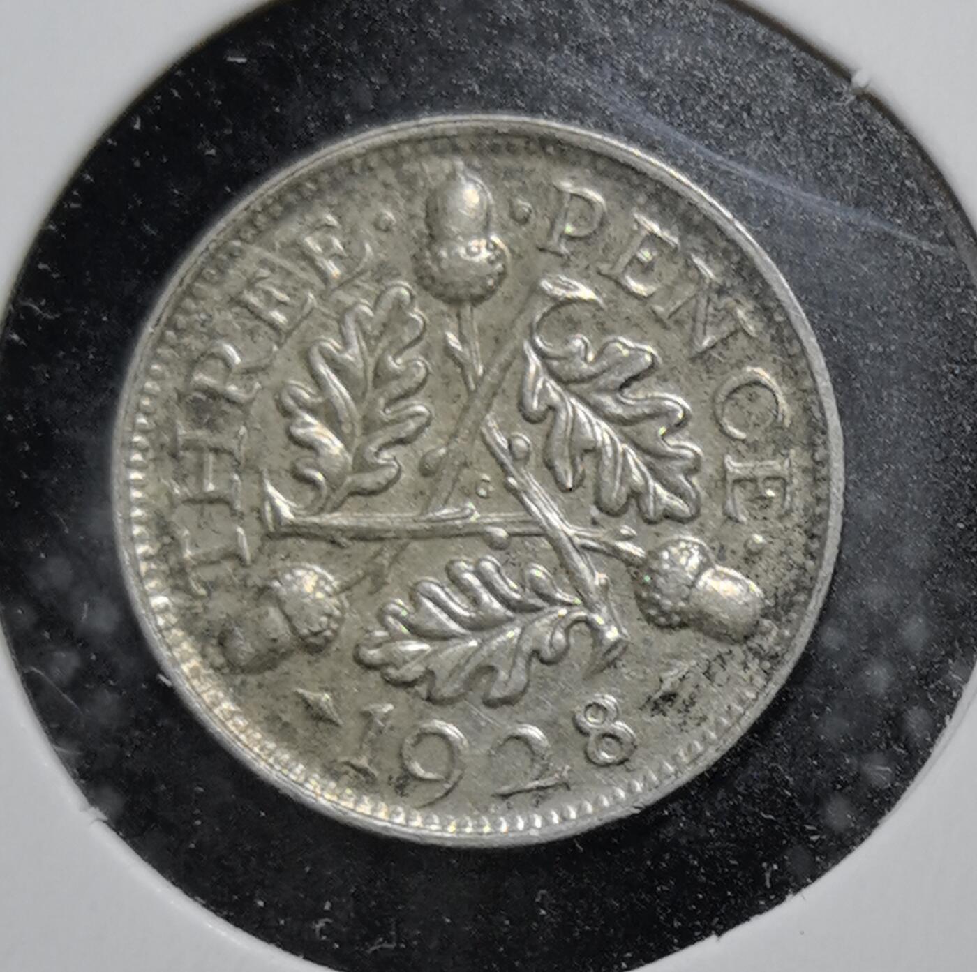 外国优质老铜币银币苏联纪念章，每周六晚九点倒数截拍，满百包邮可寄存，持续收拍 英国乔治五世1928年3便士银币，正面为国王左向肖像，背面新采用橡树枝与橡果设计。见证了乔治五世统治后期的货币变革。