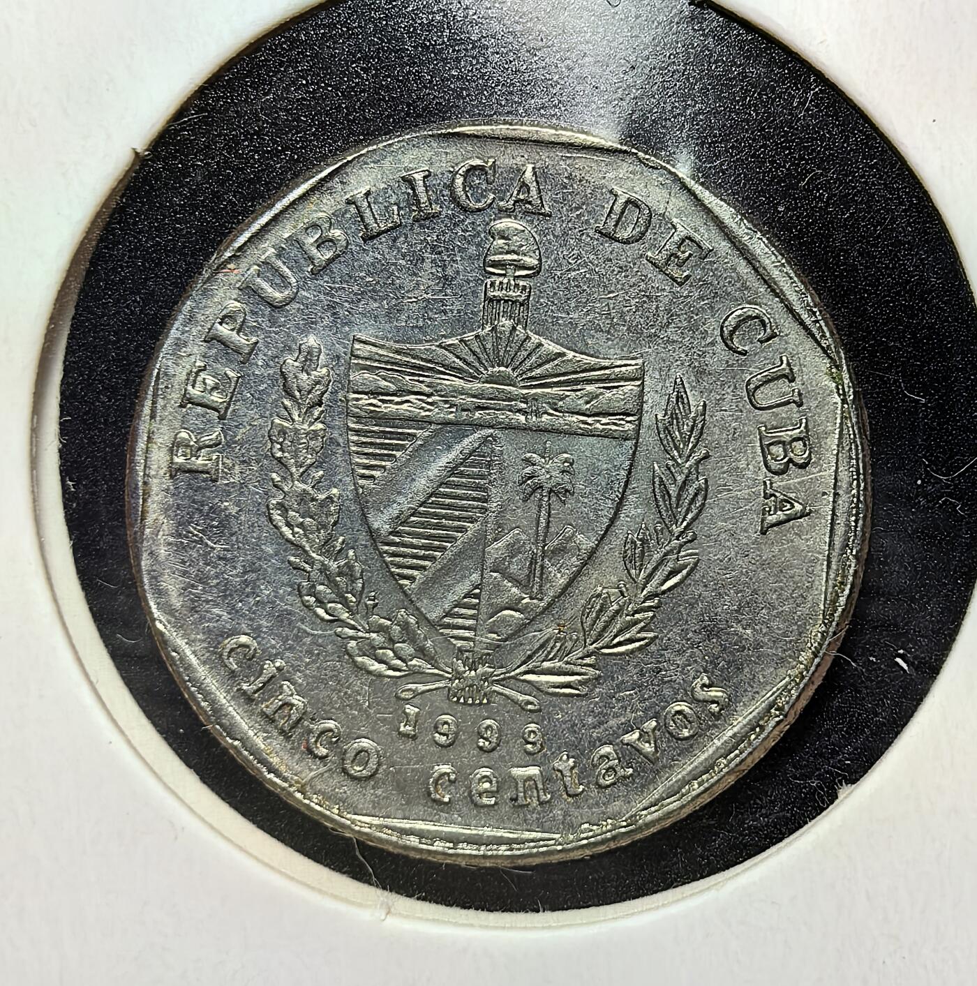 外国优质老铜币银币苏联纪念章，每周六晚九点倒数截拍，满百包邮可寄存，持续收拍 古巴1999年5分，正面为古巴国徽，背面是殖民时期建筑 “Casa Colonial”。它见证了古巴后革命时代的货币体系，兼具国家象征与殖民历史文化印记。