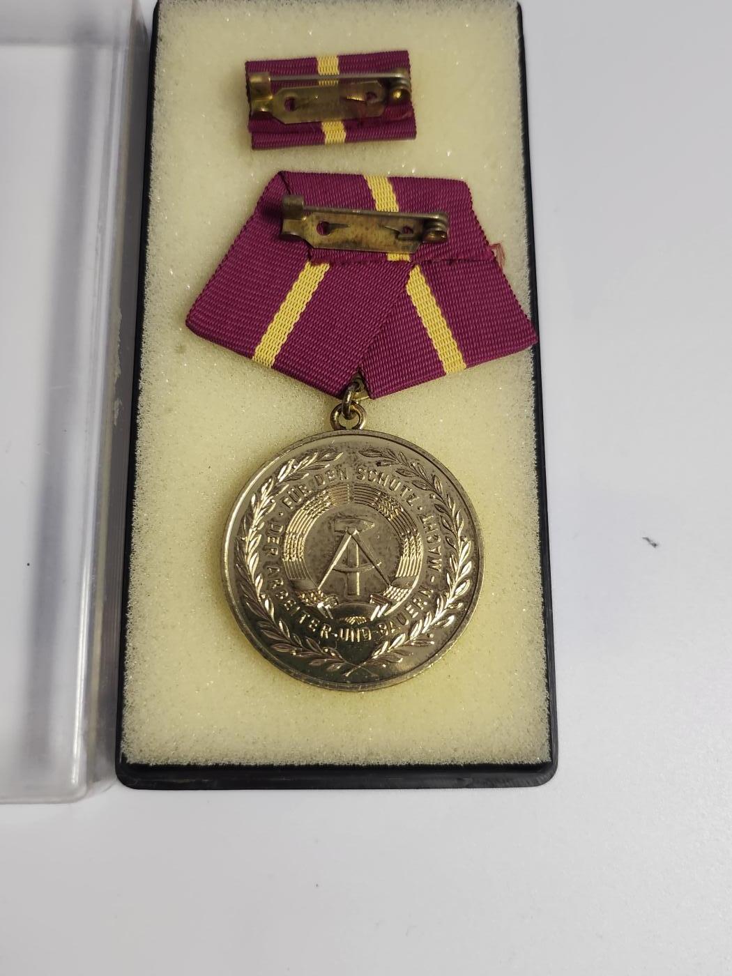 南水社第3次拍卖 春季专场 民主德国金级民防部队忠诚服役奖章 完好盒略章