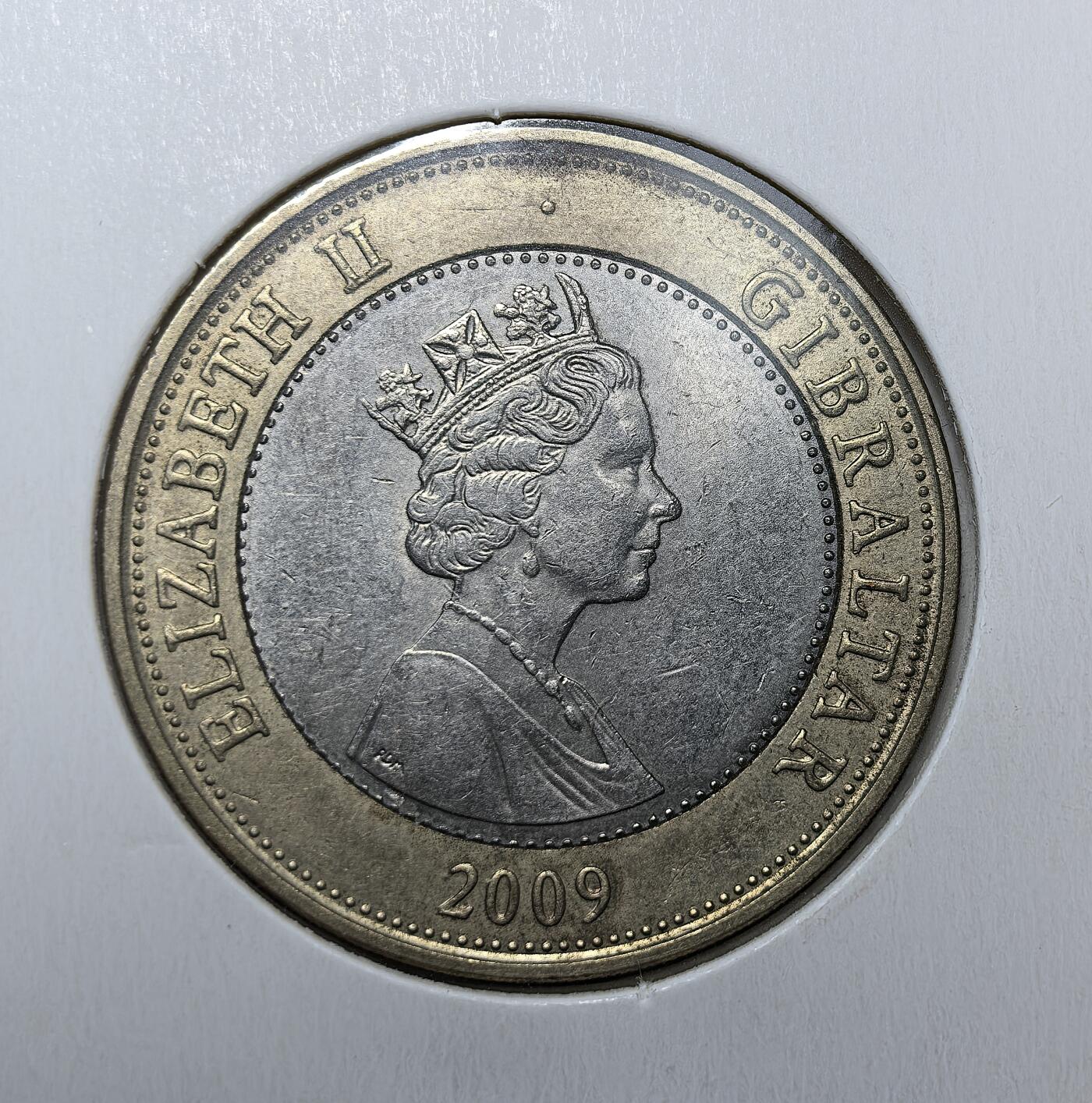 外国优质老铜币银币苏联纪念章，每周六晚九点倒数截拍，满百包邮可寄存，持续收拍 直布罗陀2009年2英镑双色纪念币，为纪念 1805 年特拉法尔加海战而铸造。正面为伊丽莎白二世头像，背面绘有海战帆船与直布罗陀岩山，是英属直布罗陀纪念重大历史事件的代表性币种。