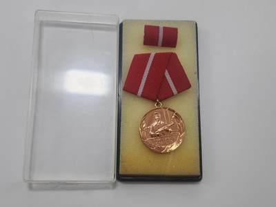 南水社第3次拍卖 春季专场 - 民主德国铜级工人阶级战斗队忠诚服役奖章 完好盒略章