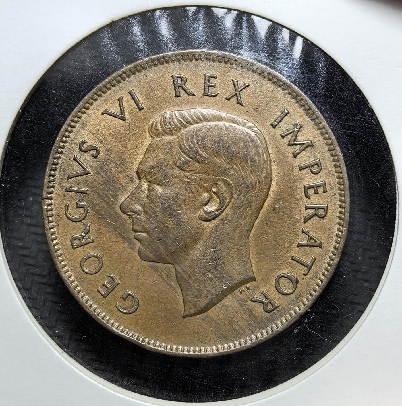 外国优质老铜币银币苏联纪念章，每周六晚九点倒数截拍，满百包邮可寄存，持续收拍 英属南非乔治六世1943年1便士。正面为英王乔治六世头像，背面是荷兰东印度公司帆船 “德里斯堡” 号，采用英、阿双语铭文，见证南非殖民与二战时期的货币历史。