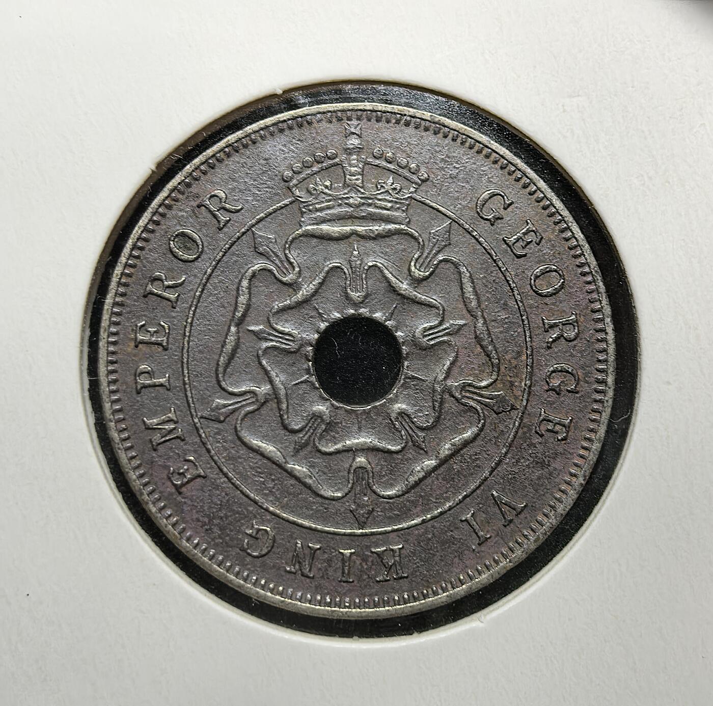 外国优质老铜币银币苏联纪念章，每周六晚九点倒数截拍，满百包邮可寄存，持续收拍 南罗得西亚1937年壹便士铜币，属英属自治领时期流通币。正面为乔治六世王冠纹章，背面是中孔面值与蛇纹装饰，见证英国殖民统治下的南部非洲殖民经济与社会变迁。