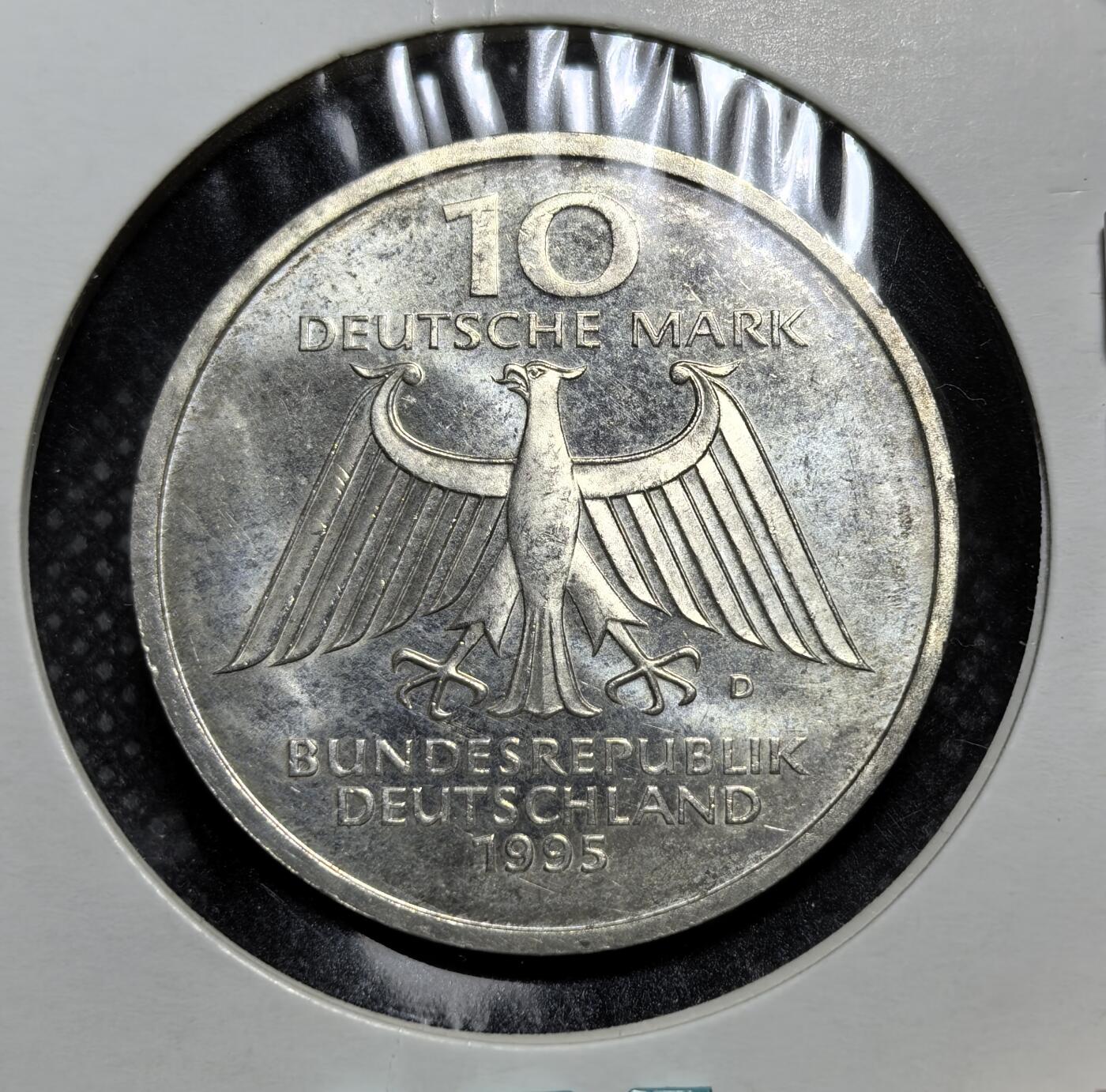 外国优质老铜币银币苏联纪念章，每周六晚九点倒数截拍，满百包邮可寄存，持续收拍 德国1995年伦琴射线10 马克纪念银币，为纪念物理学家伦琴诞辰 150 周年、发现 X 射线 100 周年而制。币面刻有伦琴生卒年与 X 射线发现日，手骨 X 光图案彰显其科学贡献，背面为德国鹰徽。