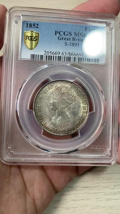 万国钱币拍卖第062期 PCGS MS63 1852年英国维多利亚女皇哥特佛洛林银币 丝绸转光底板香槟淡彩环绕 顶级收藏品质