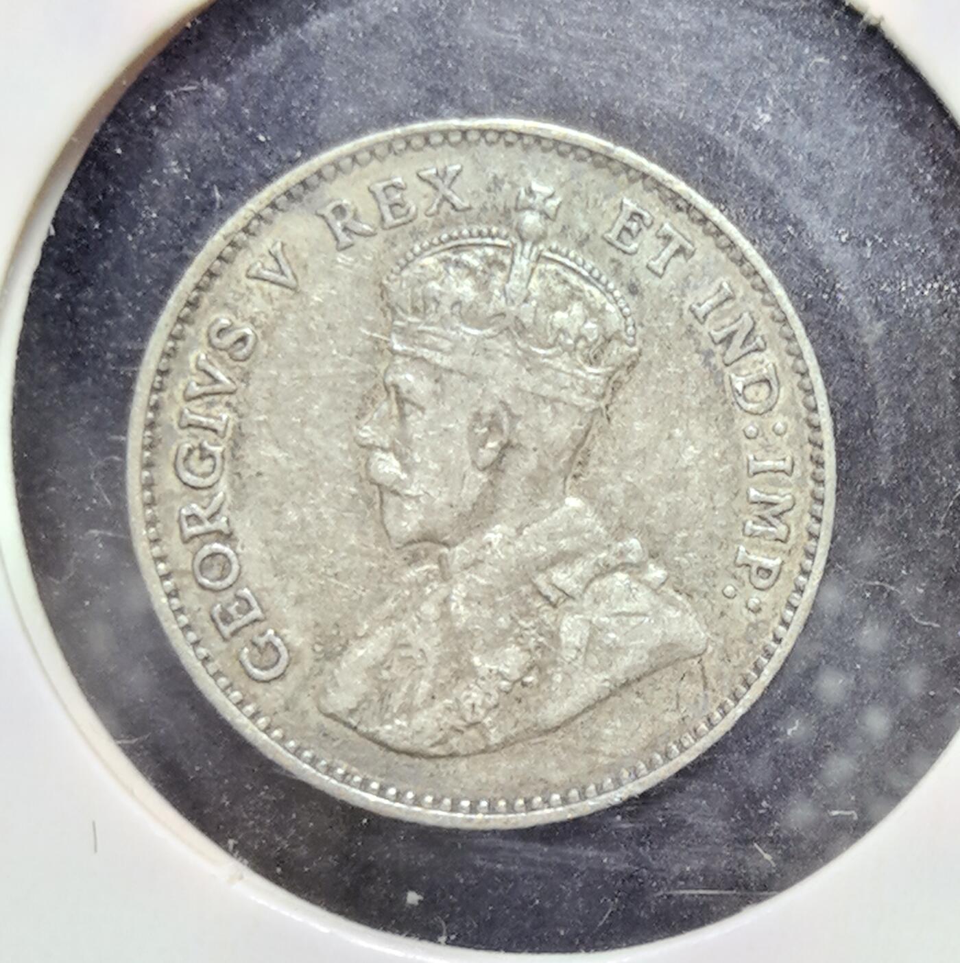 外国优质老铜币银币苏联纪念章，每周六晚九点倒数截拍，满百包邮可寄存，持续收拍 加拿大1911年5分银币，为英属自治领时期发行，正面是乔治五世头像（标注 “GEORGIVS V REX ET IND:IMP”），背面为皇冠与枫叶花环。它由 92.5% 银铸造，是乔治五世继位后加拿大首批新王朝硬币，见证英联邦君主制延续与加拿大早期货币体系。