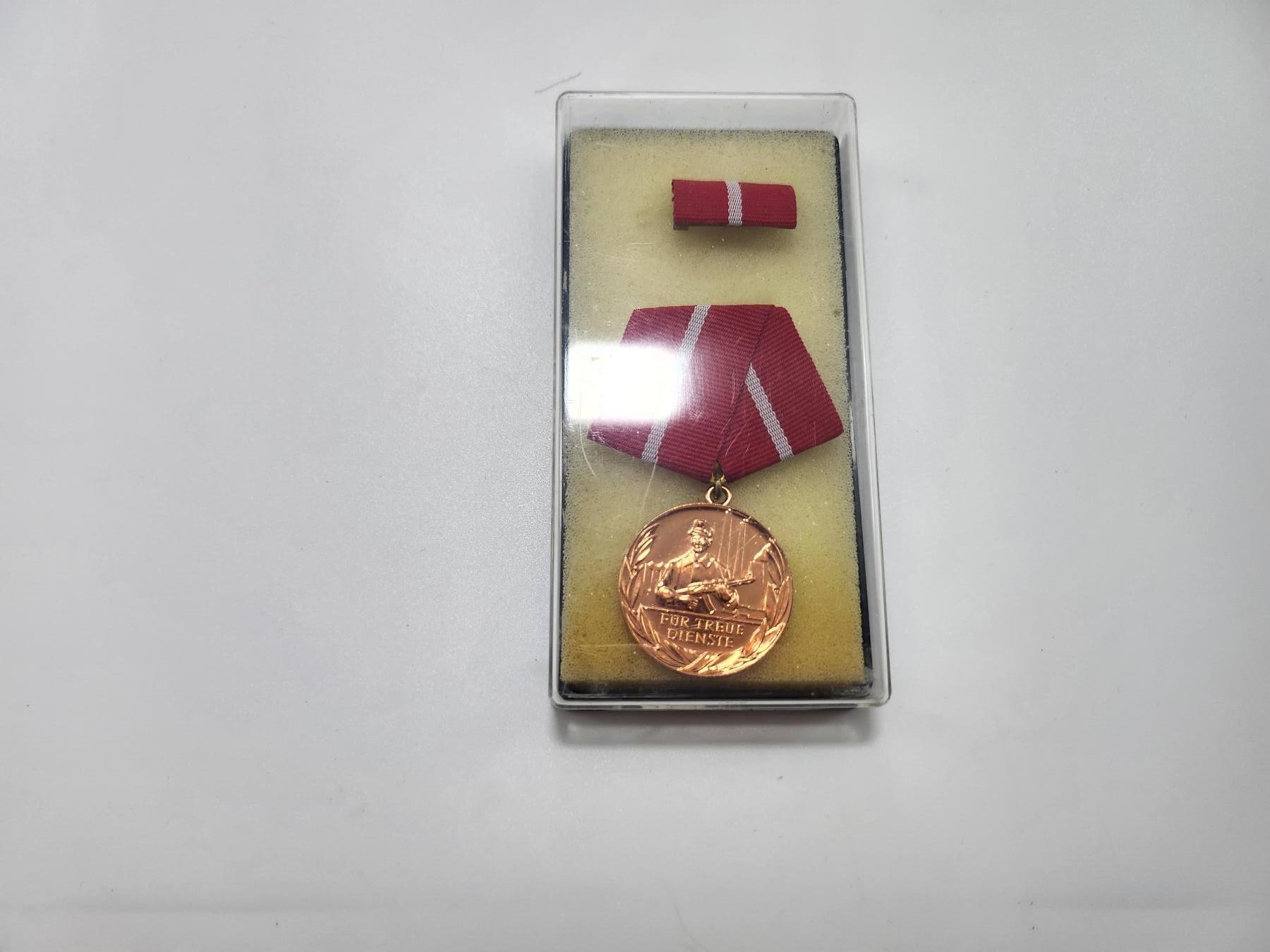 南水社第3次拍卖 春季专场 民主德国铜级工人阶级战斗队忠诚服役奖章 完好盒略章
