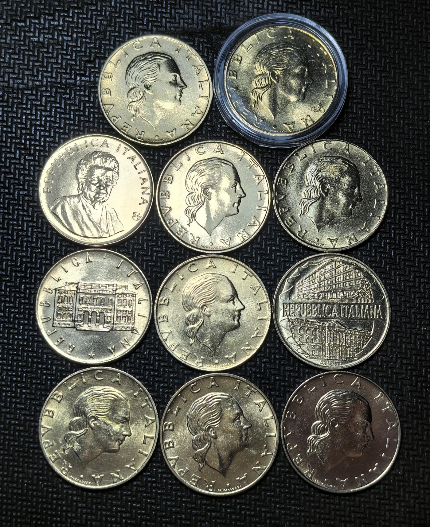 外国优质老铜币银币苏联纪念章，每周六晚九点倒数截拍，满百包邮可寄存，持续收拍 好品意大利200里拉纪念币11枚。币面多为历史事件、文化符号与经典女性头像，见证了意大利从战后到欧元区的货币演变，是意大利文化与历史的重要载体。
