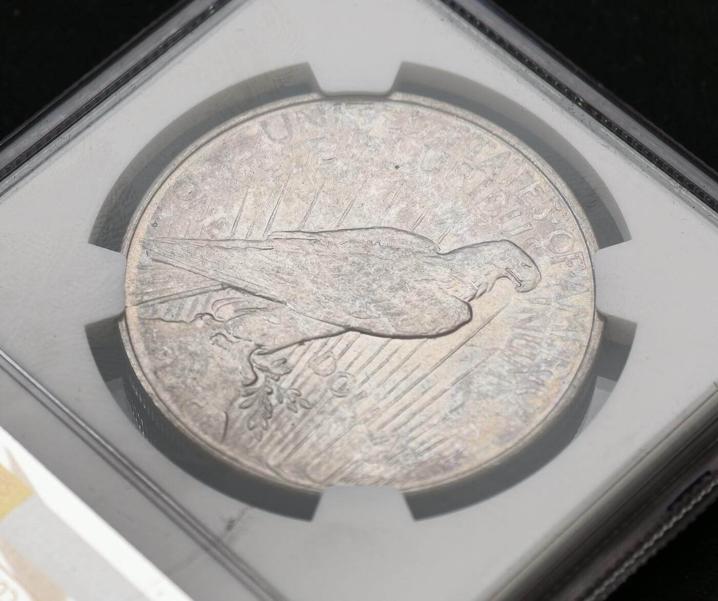 甄臻铺-世界币章拍卖（第54期），3月28日甄品场拍品征集中，送拍享返佣金等优惠多多 NGC-AU58 1926年美国和平银币，少见年份