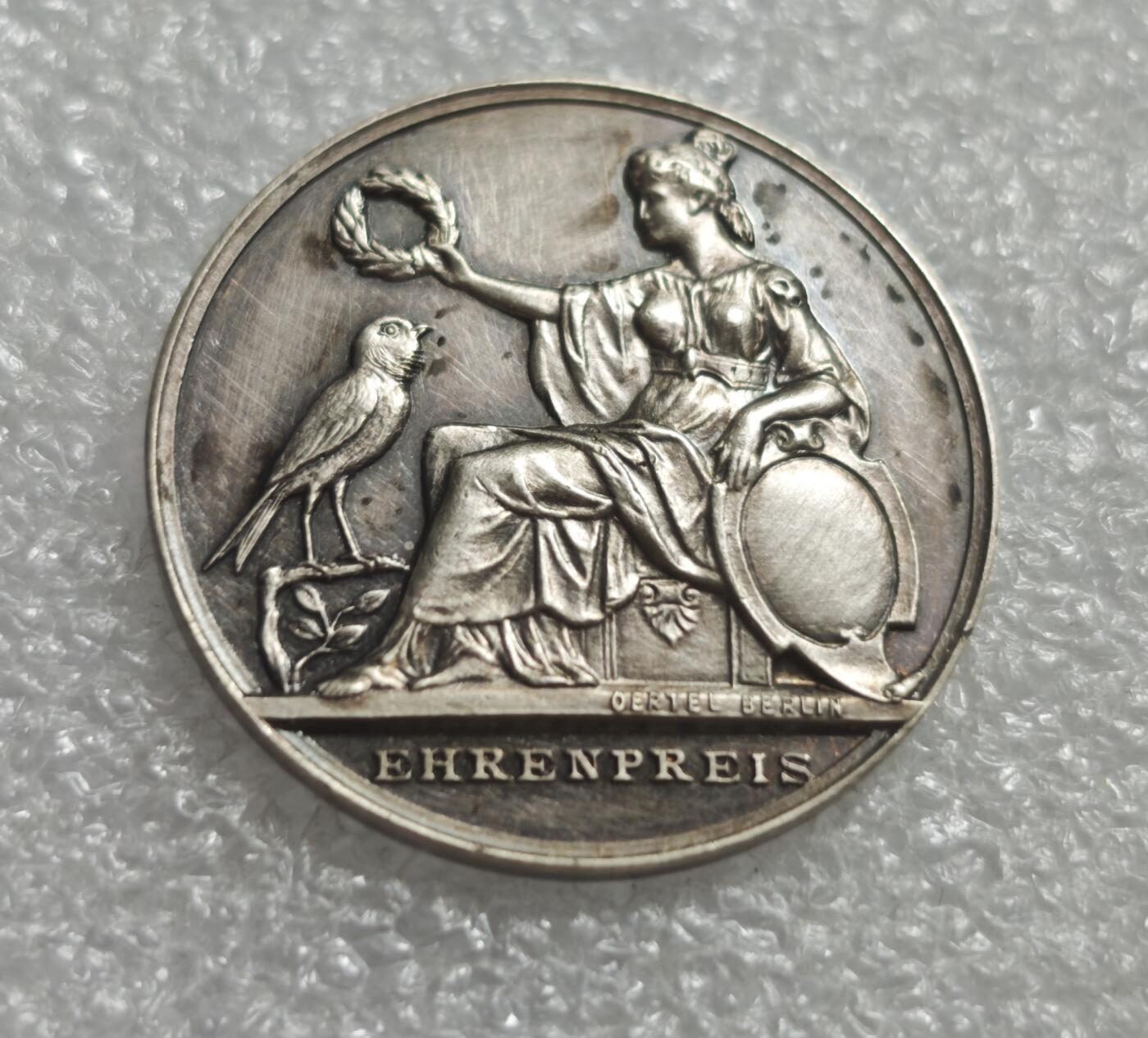 瓶子🏺第233期拍卖会  德国柏林金丝雀育种荣誉银章  1935–1936年   由柏林著名章牌工坊 Otto Oertel 铸造的金丝雀育种荣誉奖章，属于魏玛共和国至德三早期的德国地方宠物育种竞赛奖品