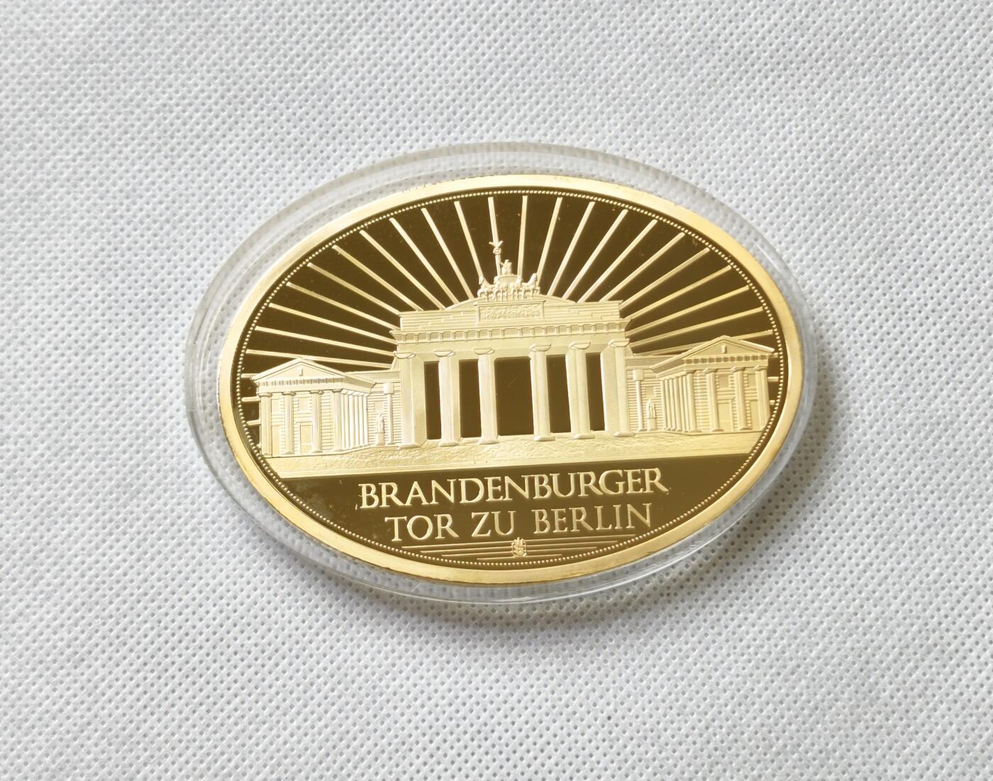 甄臻铺-世界币章拍卖（第54期），3月28日甄品场拍品征集中，送拍享返佣金等优惠多多 德国1989年拆除柏林墙+勃兰登堡门高浮雕精制彩色超大镀金章 63×85MM 118克