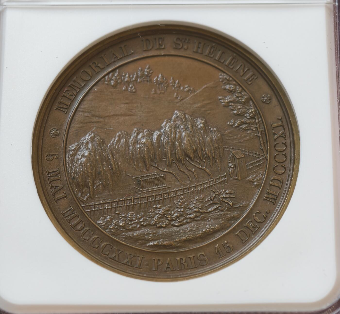 甄臻铺-世界币章拍卖（第54期），3月28日甄品场拍品征集中，送拍享返佣金等优惠多多 NGC-MS64BN 法国 1840年拿破仑百日王朝军装纪念拿皇遗体从圣赫勒拿岛回巴黎荣军院 NGC加厚盒子大铜章 高浮雕细节清晰 拿皇系列完结品种。