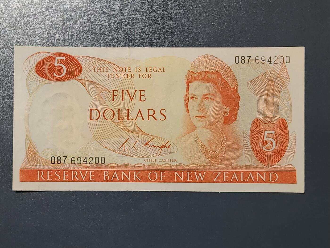 3月13号晚上8点 外国纸币自动截拍第37场 新西兰1975-1977年R.L.Knight签名版5元 高冠  美品