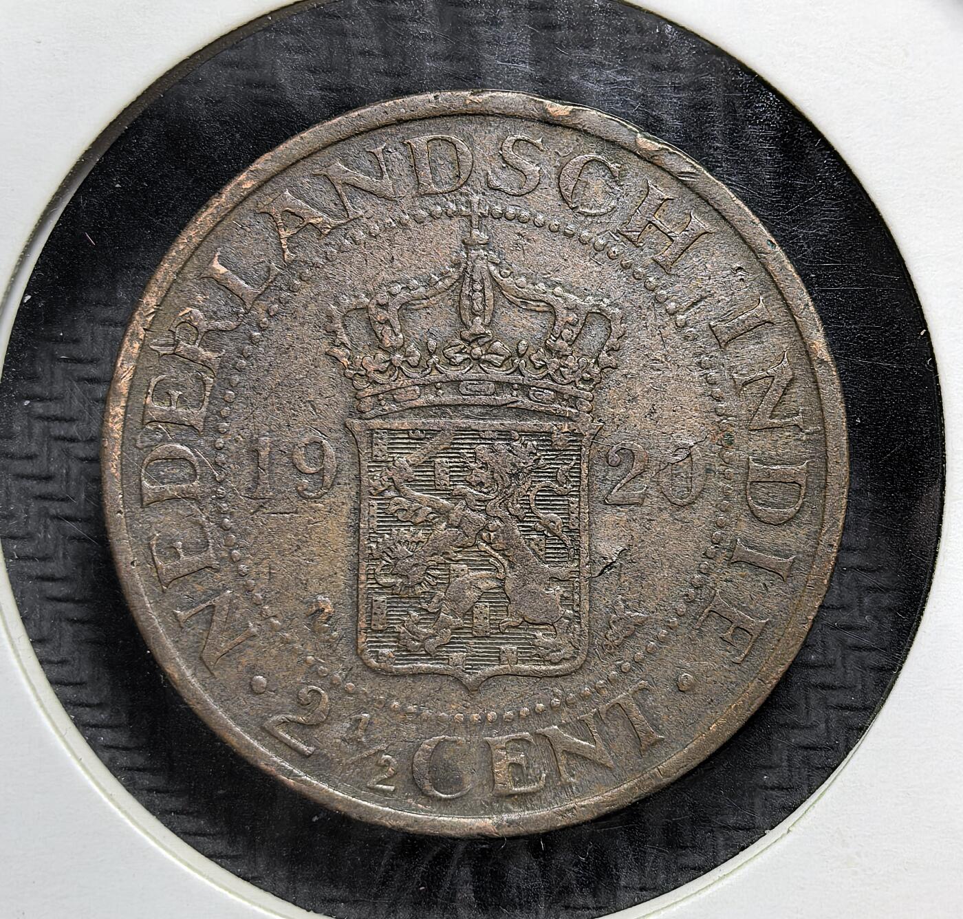 外国优质老铜币银币苏联纪念章，每周六晚九点倒数截拍，满百包邮可寄存，持续收拍 荷属东印度1920年2.5 分铜币，属威廉明娜女王时期。币面双文字（荷兰语 / 马来语），见证荷兰殖民经济，是东南亚近代殖民史的实物遗存。