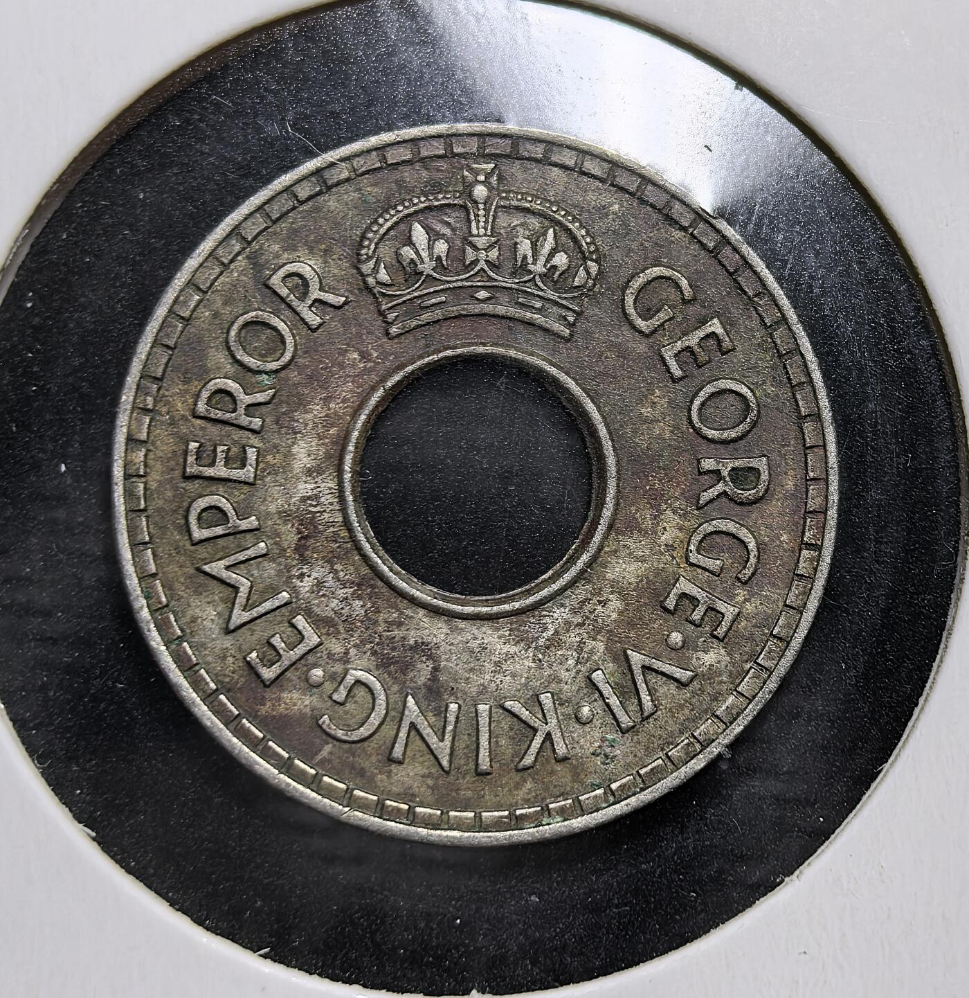 外国优质老铜币银币苏联纪念章，每周六晚九点倒数截拍，满百包邮可寄存，持续收拍 斐济1940年半便士，属英属殖民货币，正面为乔治六世头衔与王冠，背面标注面值及国号，中心圆孔是其经典形制，见证二战时期斐济的殖民经济与货币文化。