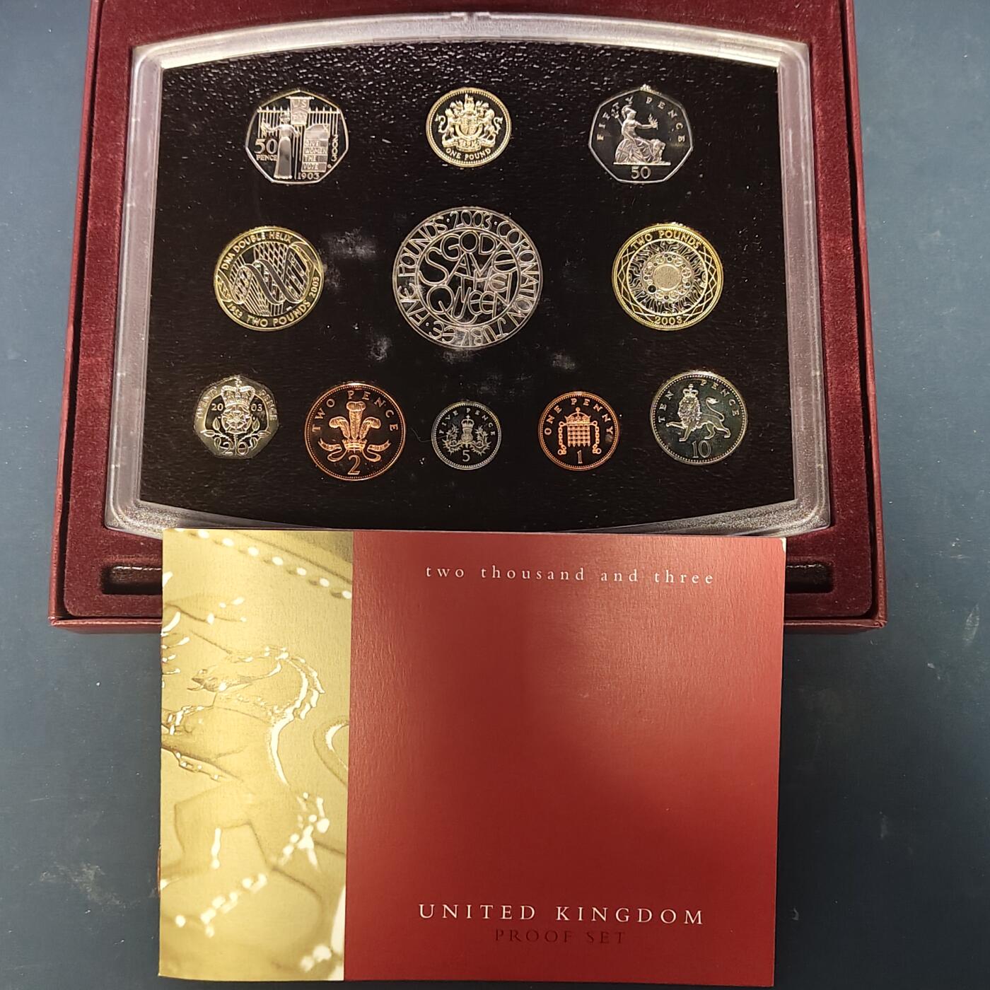 【全场包邮】纯粹捡漏拍513场 英国2003年官方收藏盒装精制套币-盒证全-含5镑女王加冕50周年+2镑DNA发现50周年+1镑盾徽+50便士妇女社会和政治联盟精制纪念币
