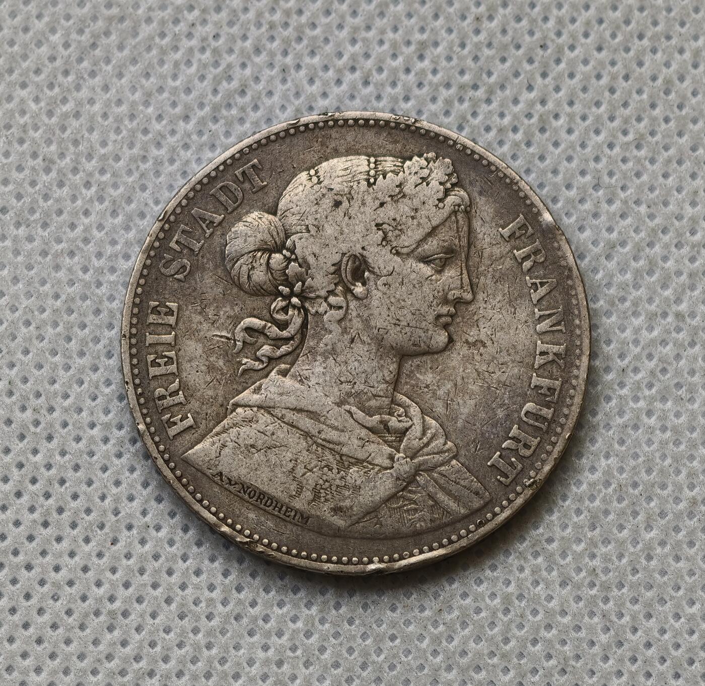 甄臻铺-世界币章拍卖（第54期），3月28日甄品场拍品征集中，送拍享返佣金等优惠多多 裸币，特年1864 法兰克福少女1泰勒（大发髻版本），细节见图