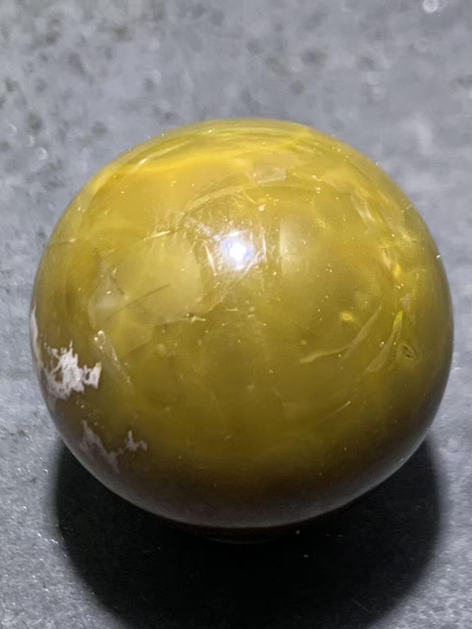 精美高润度冻料战国红玛圆珠一个，