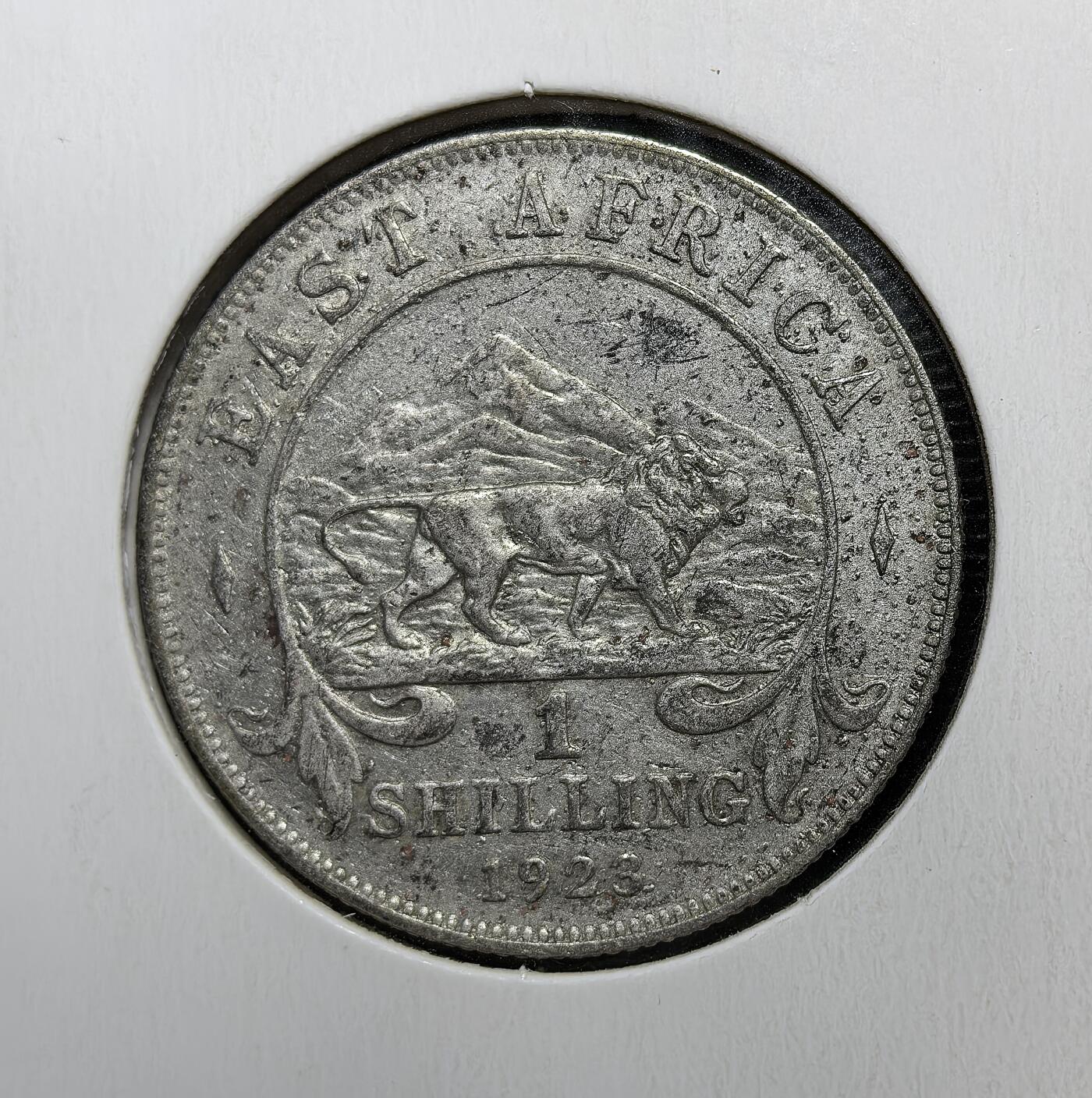 外国优质老铜币银币苏联纪念章，每周六晚九点倒数截拍，满百包邮可寄存，持续收拍 英属东非1923年1先令银币，正面为乔治五世头像及 “国王与印度皇帝” 头衔，背面是象征非洲的狮子与乞力马扎罗山，见证英国殖民统治下东非统一货币体系与殖民经济。