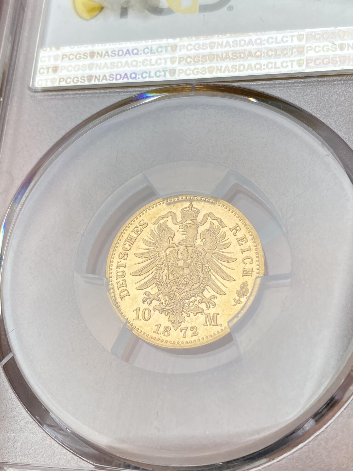 万国钱币拍卖第062期 PCGS MS64PL 1872年德国萨克森约翰五世流通短翅10马克金币 难得一见的早期萨克森短翅金马克 PL级别更是凤毛麟角  类镜面喷砂质感 邮票光泽金光灿灿 PC唯一冠军分顶级典藏品质 3.98g 900金